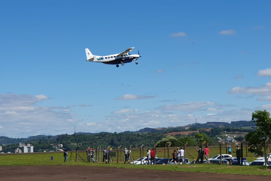 Dois potentes jatos de água batizaram simbolicamente as primeiras aeronaves que partiram com voos de Curitiba para o Interior do Estado inaugurando oficialmente, nesta terça-feira (22), o programa Voe Paraná. O voo 5545 partiu às 12h15 com destino à Guaíra, na região Oeste. O 5555 foi para União da Vitória, no extremo sul do Paraná. Antes disso, uma aeronave saiu de Campo Mourão, no Centro-Oeste, rumo à capital. Foto: Prefeitura de Francisco Beltrão