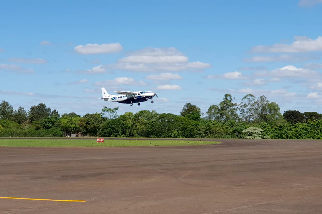 Dois potentes jatos de água batizaram simbolicamente as primeiras aeronaves que partiram com voos de Curitiba para o Interior do Estado inaugurando oficialmente, nesta terça-feira (22), o programa Voe Paraná. O governador Carlos Massa Ratinho Junior acompanhou a estreia no Aeroporto Afonso Pena, em São José dos Pinhais, recepcionando os primeiros passageiros com destino ao Interior do Estado.