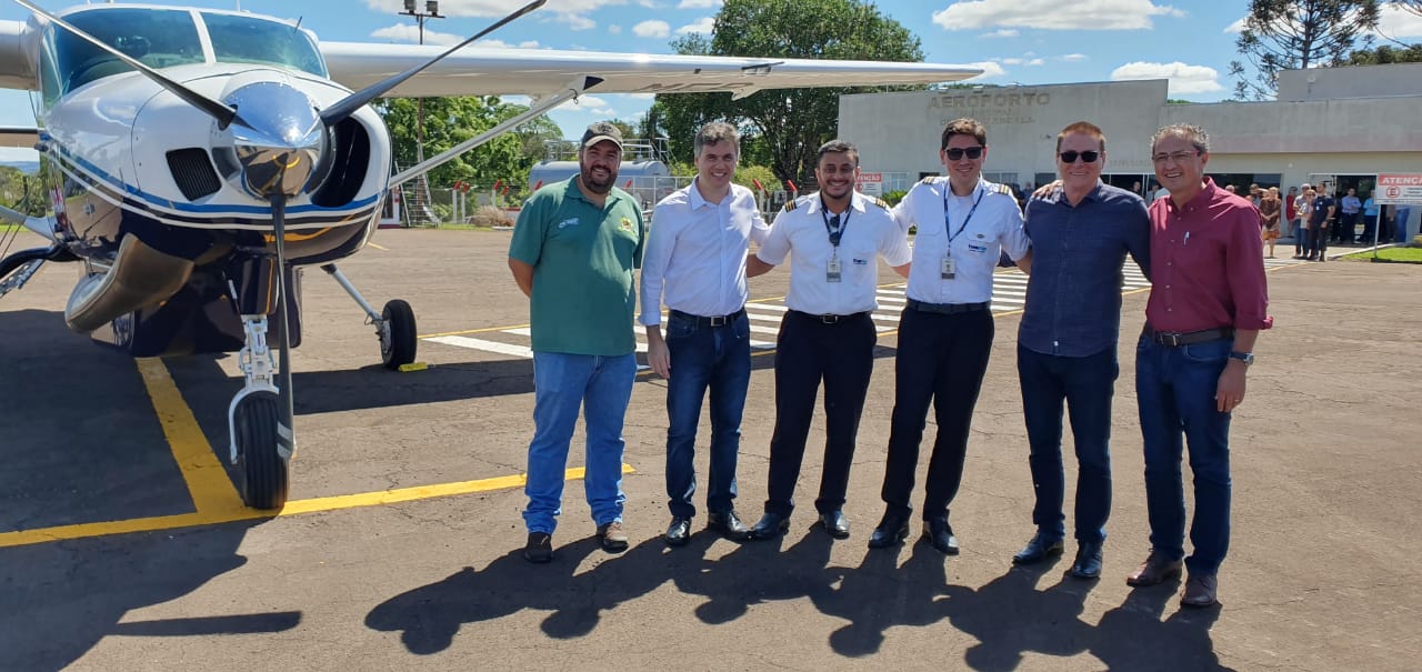 Dois potentes jatos de água batizaram simbolicamente as primeiras aeronaves que partiram com voos de Curitiba para o Interior do Estado inaugurando oficialmente, nesta terça-feira (22), o programa Voe Paraná. O voo 5545 partiu às 12h15 com destino à Guaíra, na região Oeste. O 5555 foi para União da Vitória, no extremo sul do Paraná. Antes disso, uma aeronave saiu de Campo Mourão, no Centro-Oeste, rumo à capital. Foto: Prefeitura de Francisco Beltrão