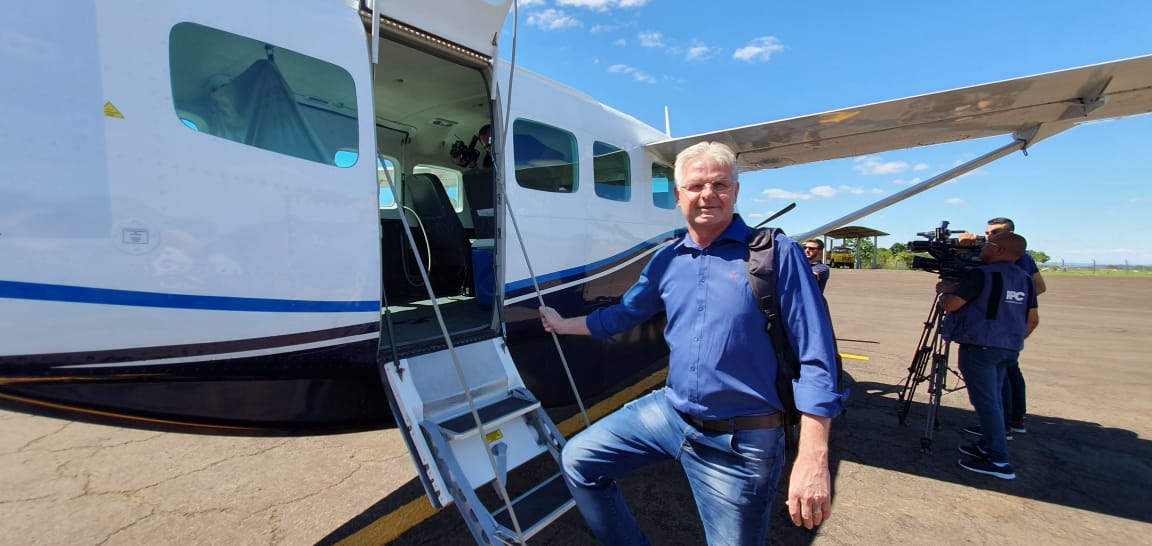 Dois potentes jatos de água batizaram simbolicamente as primeiras aeronaves que partiram com voos de Curitiba para o Interior do Estado inaugurando oficialmente, nesta terça-feira (22), o programa Voe Paraná. O voo 5545 partiu às 12h15 com destino à Guaíra, na região Oeste. O 5555 foi para União da Vitória, no extremo sul do Paraná. Antes disso, uma aeronave saiu de Campo Mourão, no Centro-Oeste, rumo à capital. Foto: Prefeitura de Francisco Beltrão