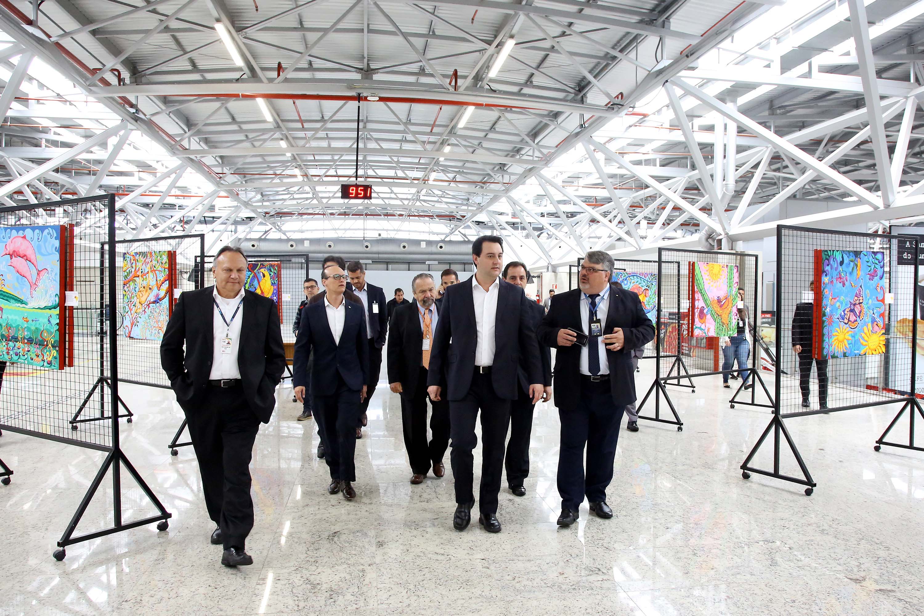 Dois potentes jatos de água batizaram simbolicamente as primeiras aeronaves que partiram com voos de Curitiba para o Interior do Estado inaugurando oficialmente, nesta terça-feira (22), o programa Voe Paraná. O governador Carlos Massa Ratinho Junior acompanhou a estreia no Aeroporto Afonso Pena, em São José dos Pinhais, recepcionando os primeiros passageiros com destino ao Interior do Estado.