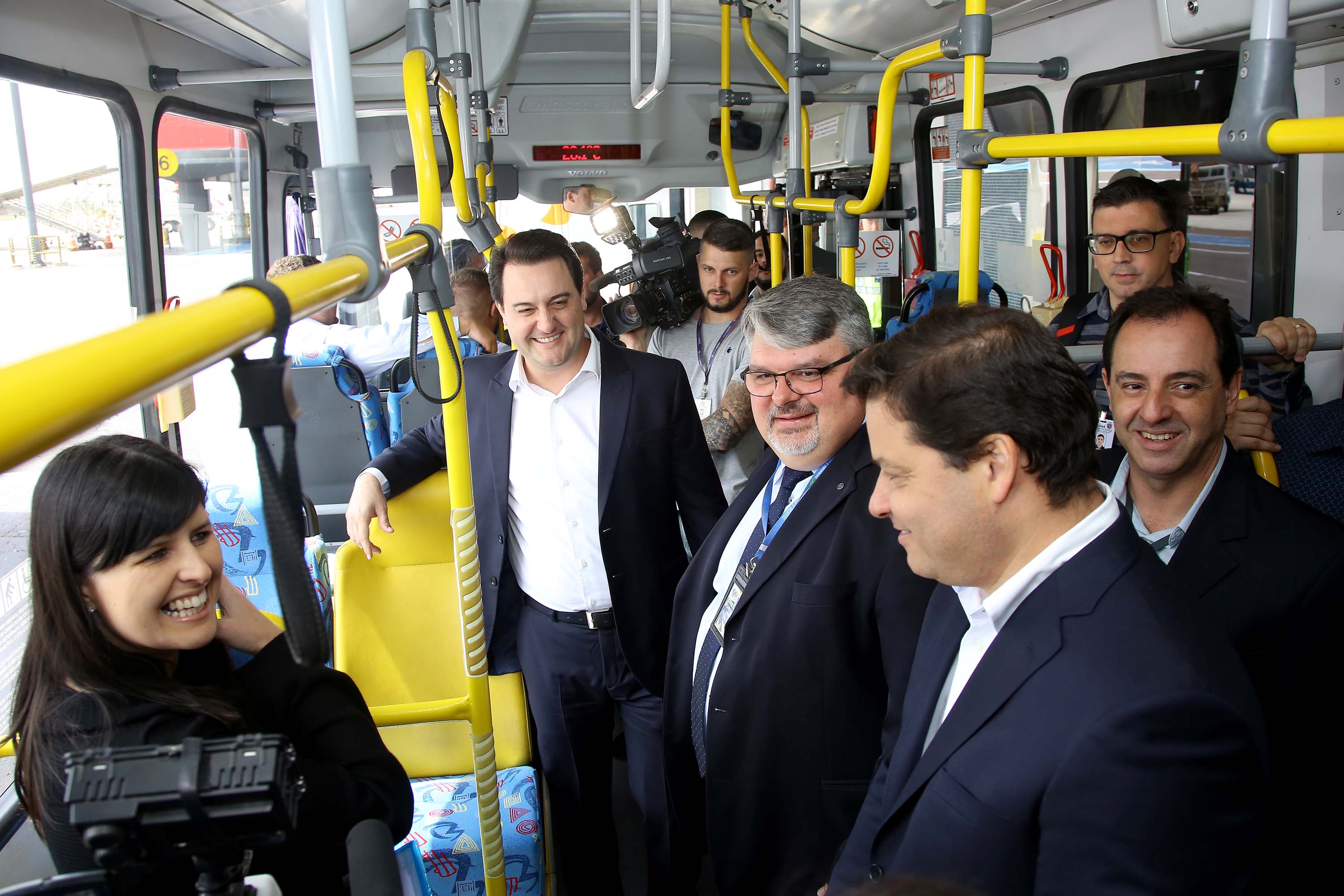 Dois potentes jatos de água batizaram simbolicamente as primeiras aeronaves que partiram com voos de Curitiba para o Interior do Estado inaugurando oficialmente, nesta terça-feira (22), o programa Voe Paraná. O governador Carlos Massa Ratinho Junior acompanhou a estreia no Aeroporto Afonso Pena, em São José dos Pinhais, recepcionando os primeiros passageiros com destino ao Interior do Estado.