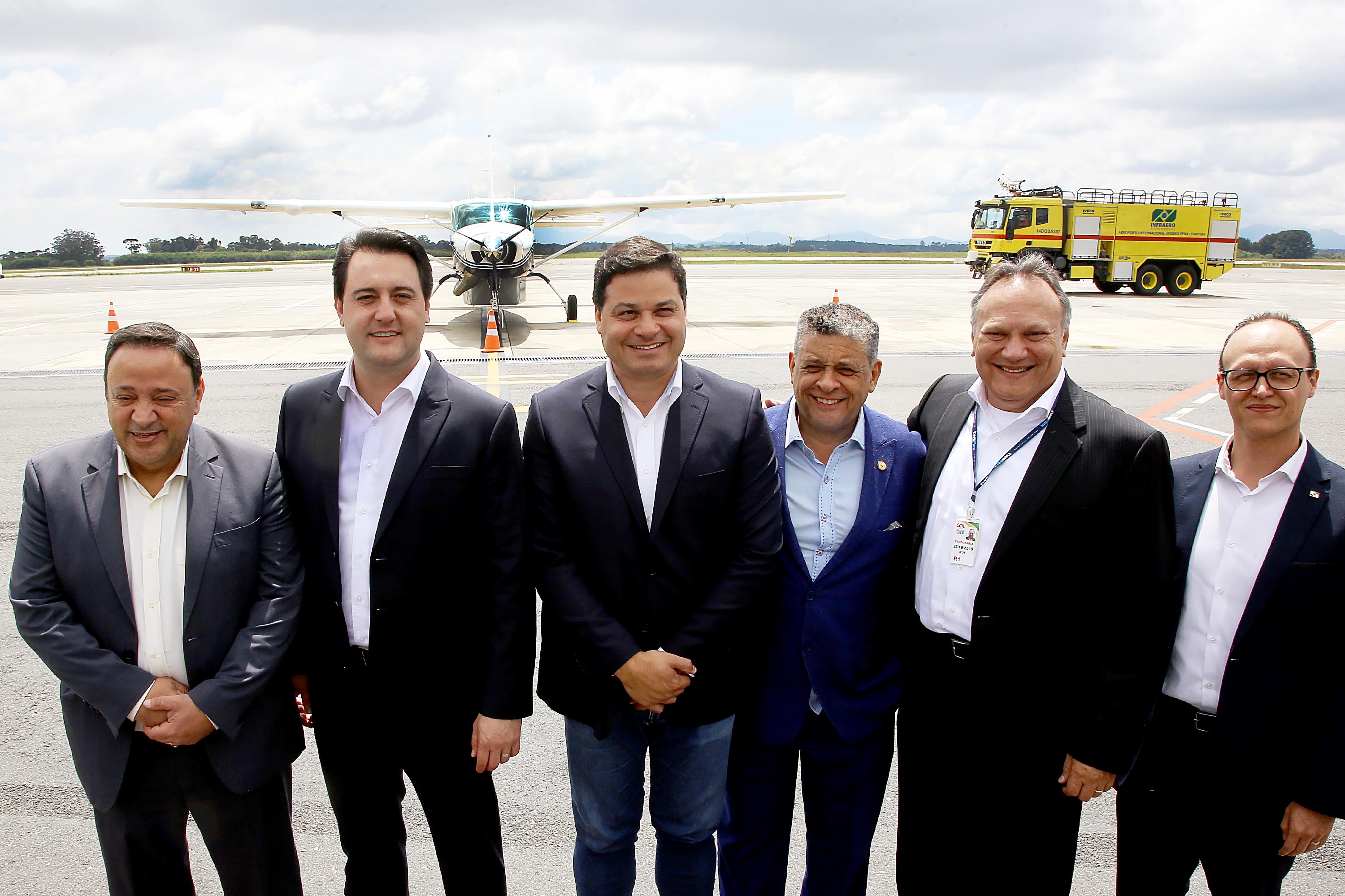 Dois potentes jatos de água batizaram simbolicamente as primeiras aeronaves que partiram com voos de Curitiba para o Interior do Estado inaugurando oficialmente, nesta terça-feira (22), o programa Voe Paraná. O governador Carlos Massa Ratinho Junior acompanhou a estreia no Aeroporto Afonso Pena, em São José dos Pinhais, recepcionando os primeiros passageiros com destino ao Interior do Estado.