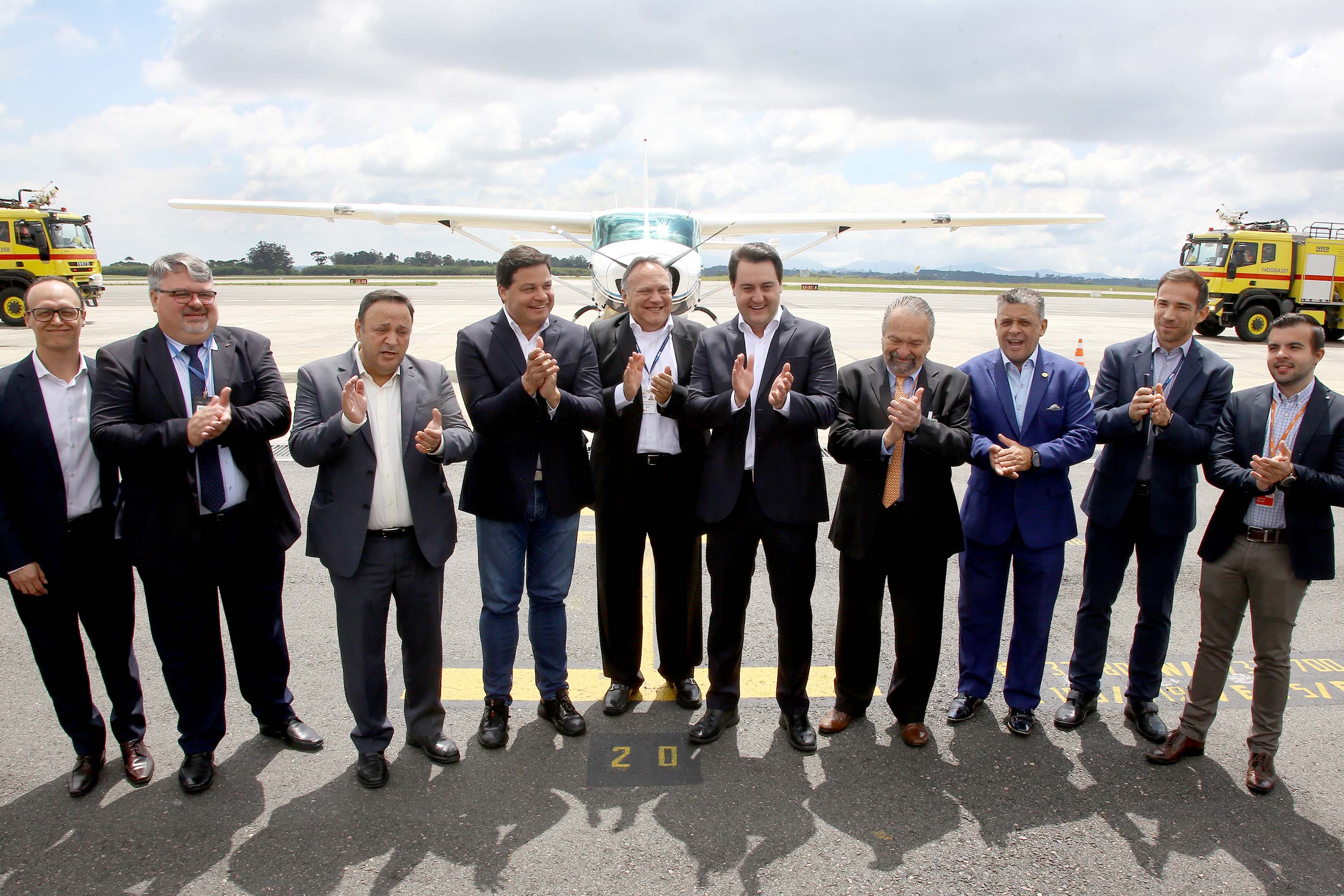 Dois potentes jatos de água batizaram simbolicamente as primeiras aeronaves que partiram com voos de Curitiba para o Interior do Estado inaugurando oficialmente, nesta terça-feira (22), o programa Voe Paraná. O governador Carlos Massa Ratinho Junior acompanhou a estreia no Aeroporto Afonso Pena, em São José dos Pinhais, recepcionando os primeiros passageiros com destino ao Interior do Estado.