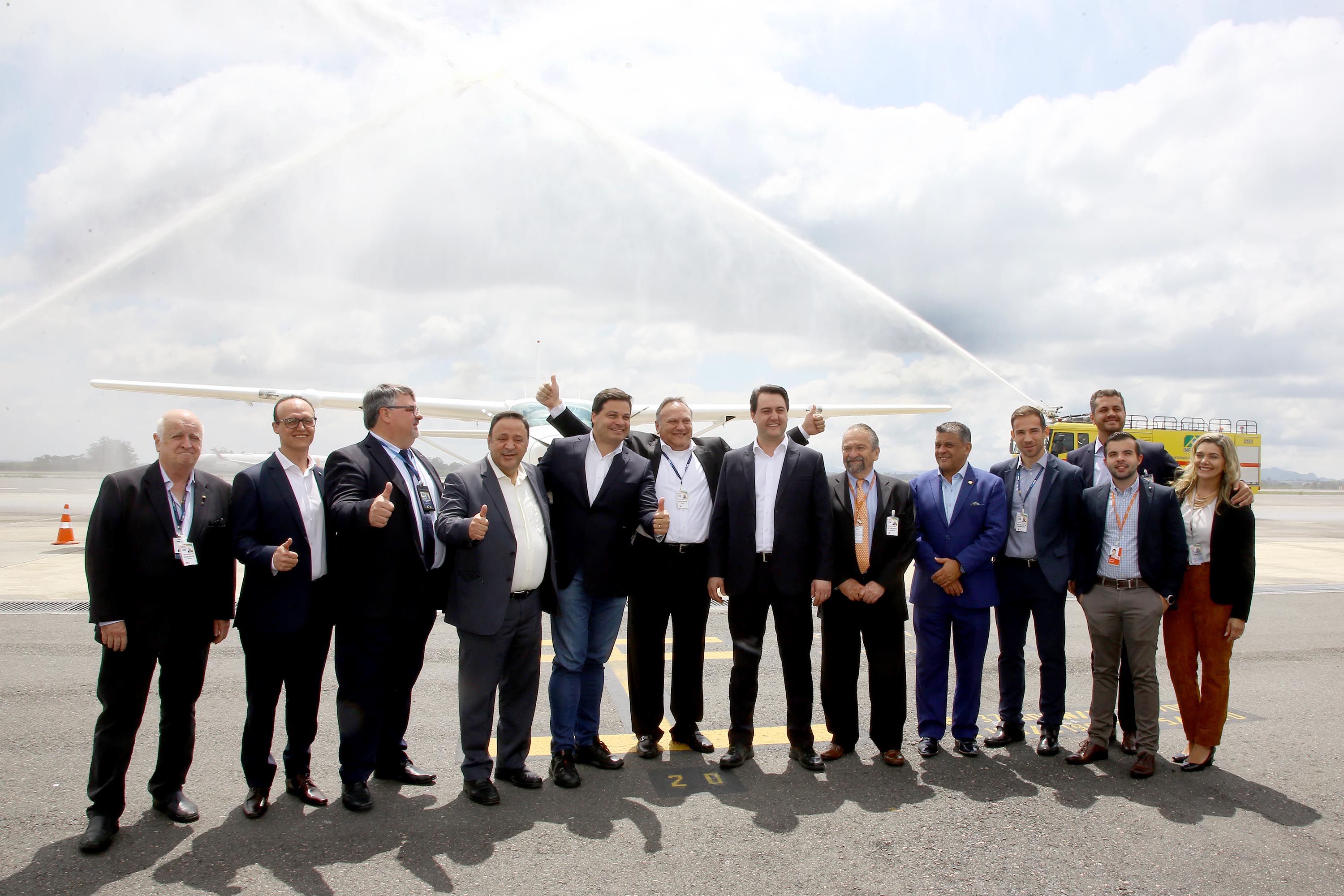 Dois potentes jatos de água batizaram simbolicamente as primeiras aeronaves que partiram com voos de Curitiba para o Interior do Estado inaugurando oficialmente, nesta terça-feira (22), o programa Voe Paraná. O governador Carlos Massa Ratinho Junior acompanhou a estreia no Aeroporto Afonso Pena, em São José dos Pinhais, recepcionando os primeiros passageiros com destino ao Interior do Estado.