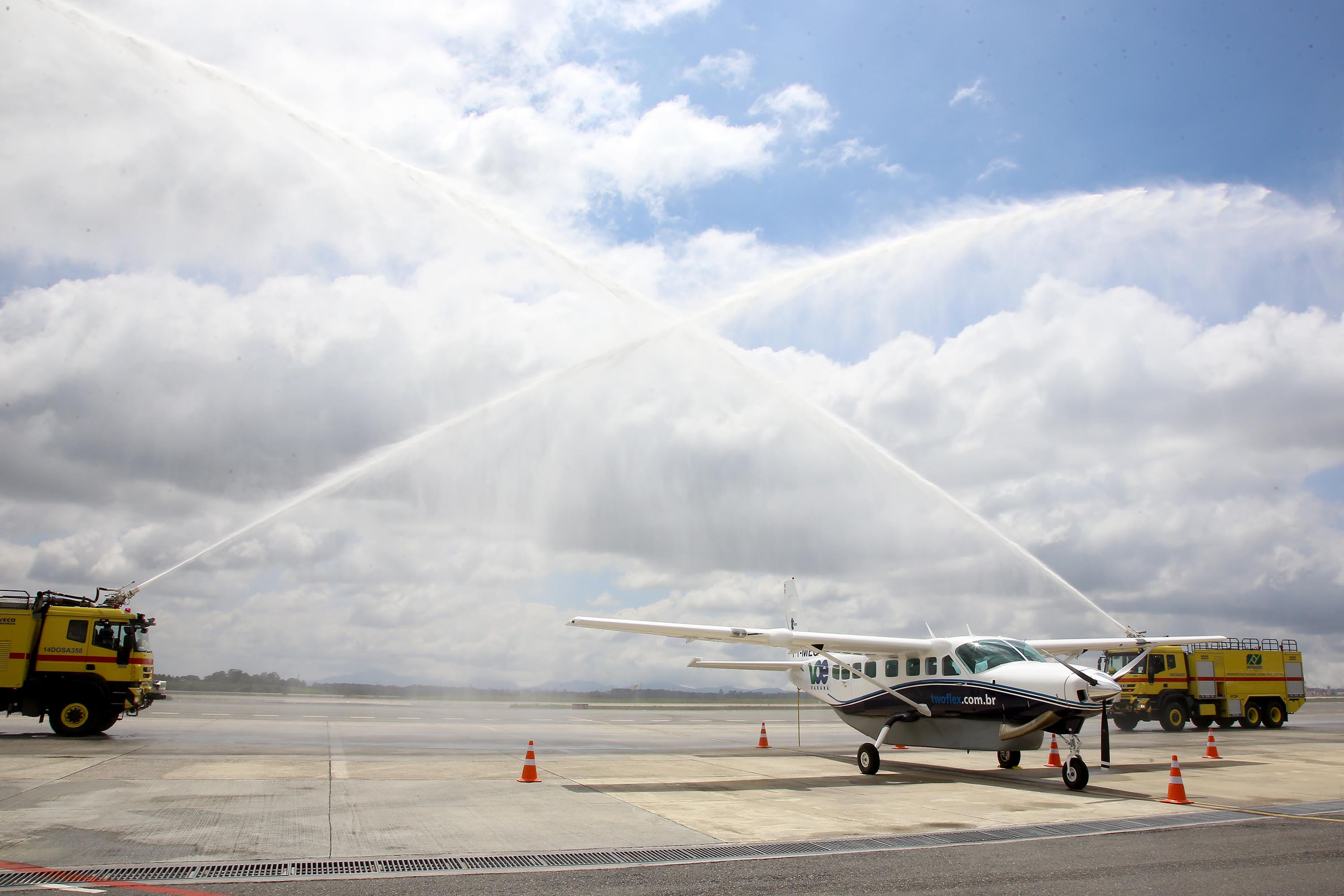 Dois potentes jatos de água batizaram simbolicamente as primeiras aeronaves que partiram com voos de Curitiba para o Interior do Estado inaugurando oficialmente, nesta terça-feira (22), o programa Voe Paraná. O governador Carlos Massa Ratinho Junior acompanhou a estreia no Aeroporto Afonso Pena, em São José dos Pinhais, recepcionando os primeiros passageiros com destino ao Interior do Estado.