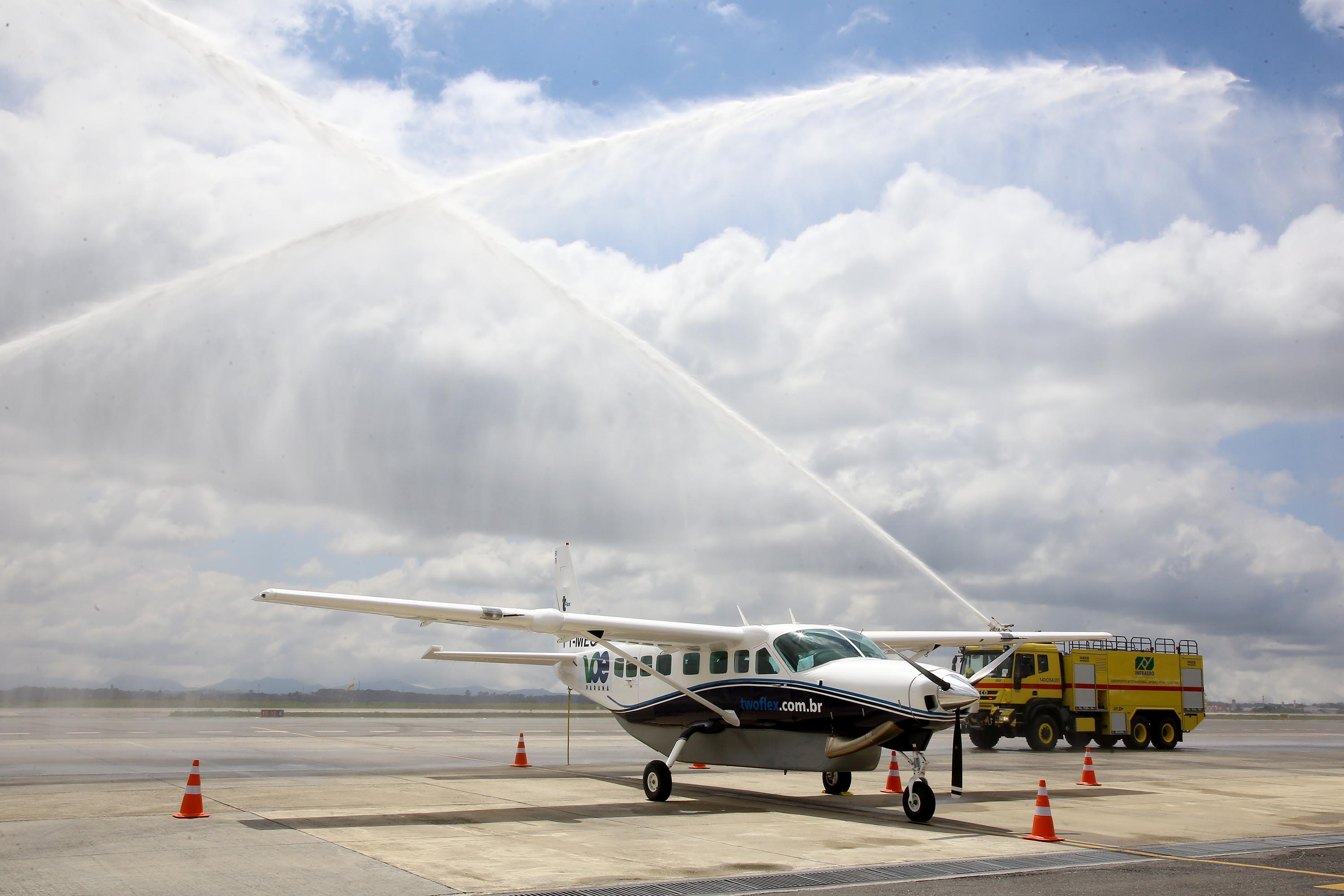 Dois potentes jatos de água batizaram simbolicamente as primeiras aeronaves que partiram com voos de Curitiba para o Interior do Estado inaugurando oficialmente, nesta terça-feira (22), o programa Voe Paraná. O governador Carlos Massa Ratinho Junior acompanhou a estreia no Aeroporto Afonso Pena, em São José dos Pinhais, recepcionando os primeiros passageiros com destino ao Interior do Estado.