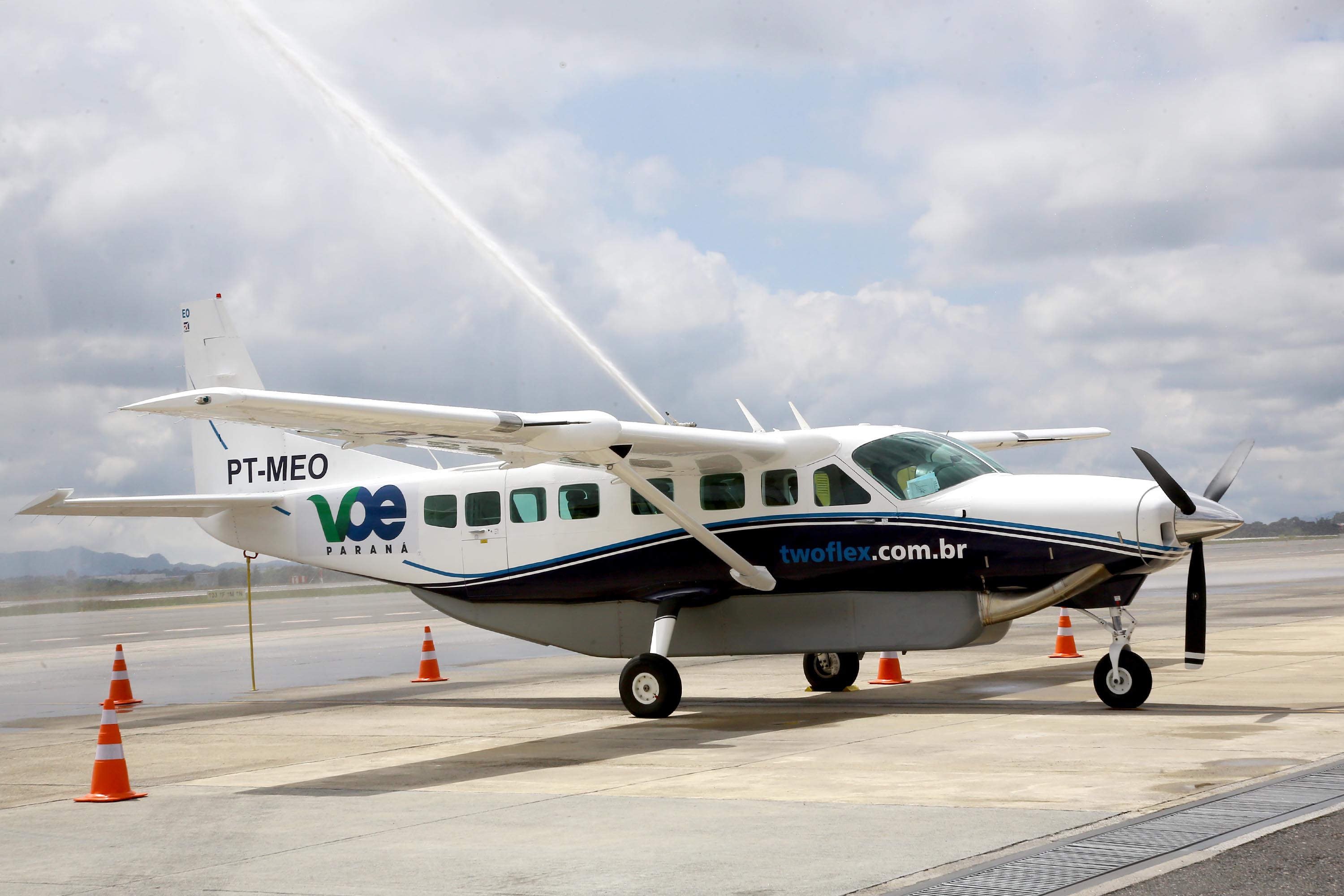Dois potentes jatos de água batizaram simbolicamente as primeiras aeronaves que partiram com voos de Curitiba para o Interior do Estado inaugurando oficialmente, nesta terça-feira (22), o programa Voe Paraná. O governador Carlos Massa Ratinho Junior acompanhou a estreia no Aeroporto Afonso Pena, em São José dos Pinhais, recepcionando os primeiros passageiros com destino ao Interior do Estado.