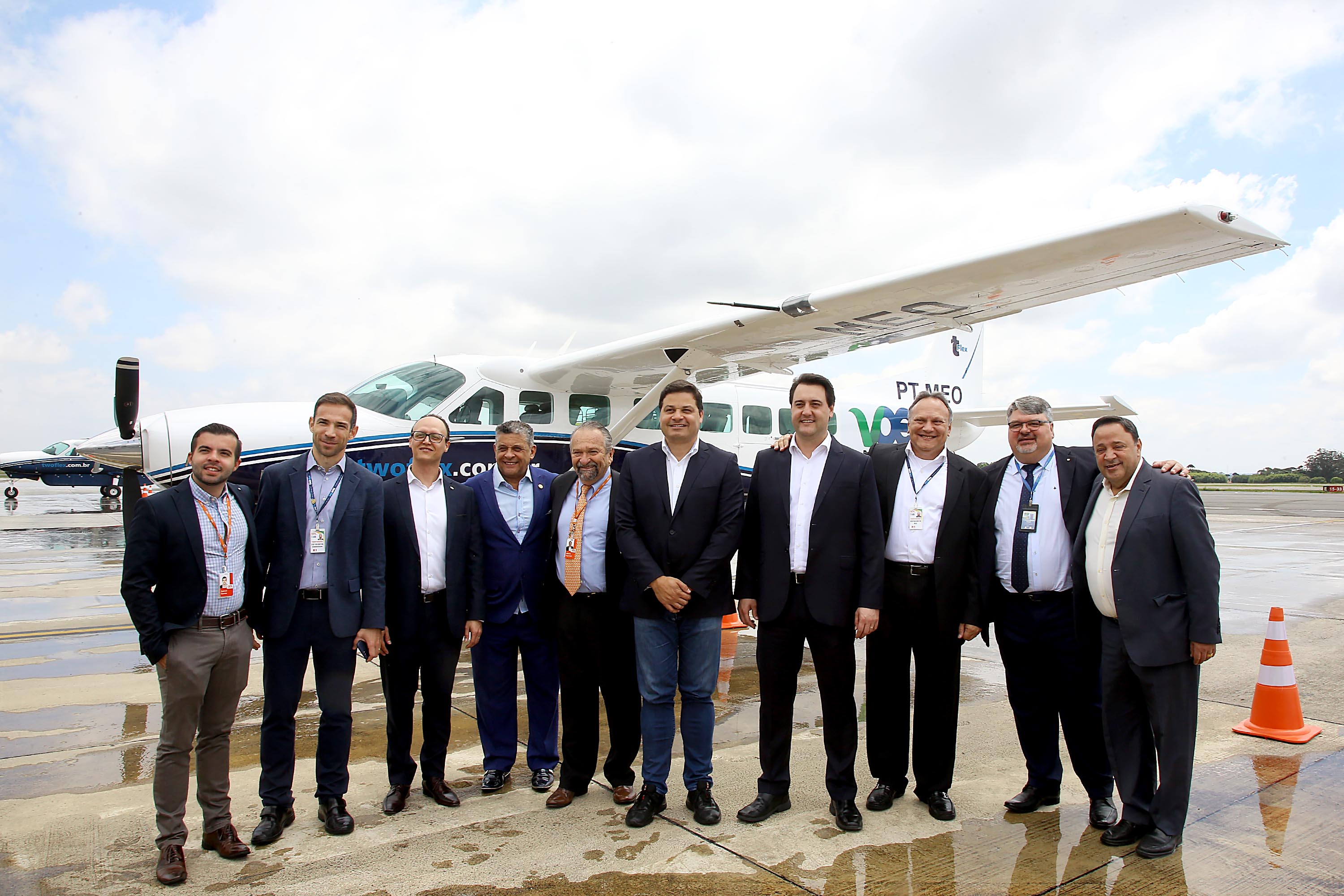 Dois potentes jatos de água batizaram simbolicamente as primeiras aeronaves que partiram com voos de Curitiba para o Interior do Estado inaugurando oficialmente, nesta terça-feira (22), o programa Voe Paraná. O governador Carlos Massa Ratinho Junior acompanhou a estreia no Aeroporto Afonso Pena, em São José dos Pinhais, recepcionando os primeiros passageiros com destino ao Interior do Estado.