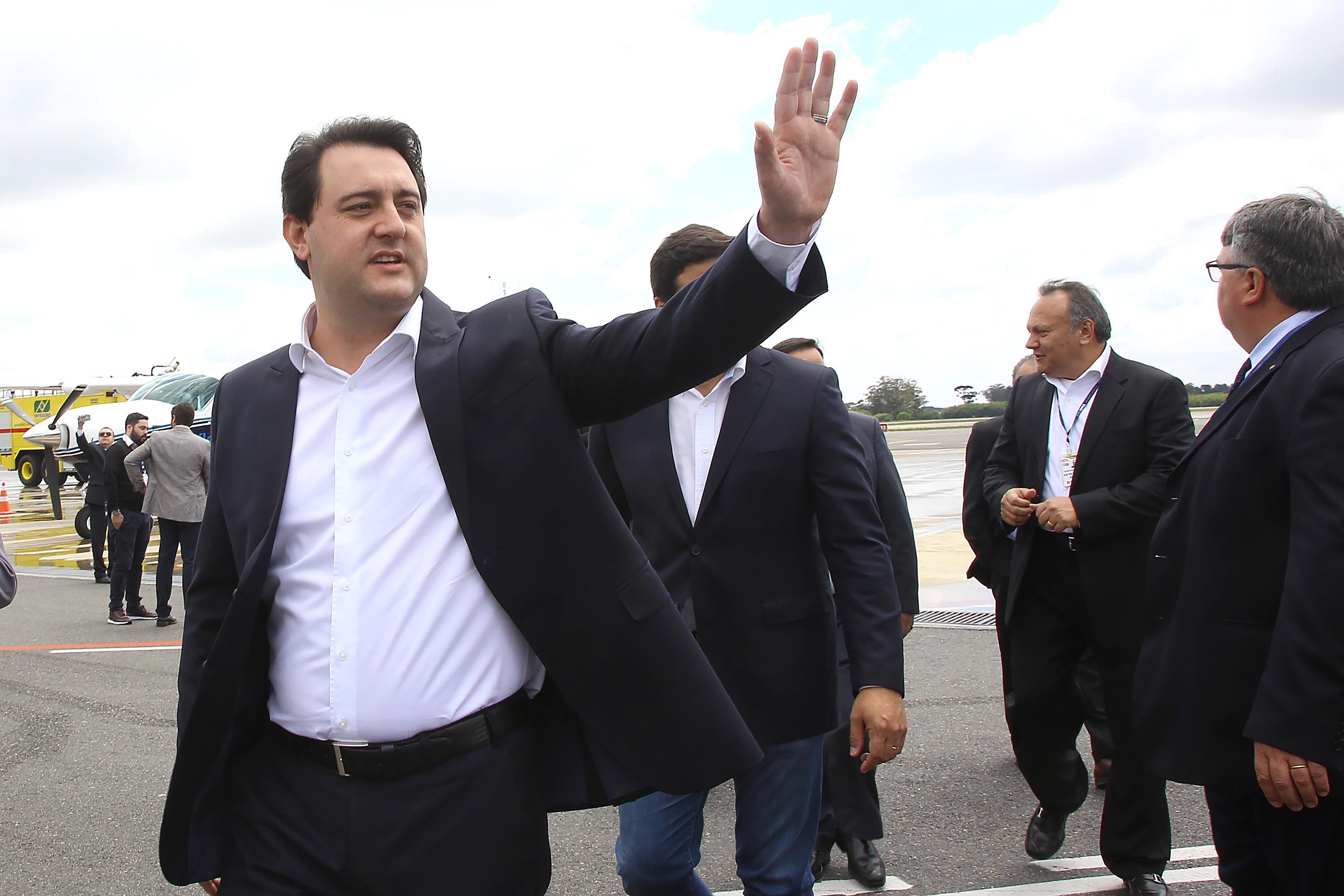 Dois potentes jatos de água batizaram simbolicamente as primeiras aeronaves que partiram com voos de Curitiba para o Interior do Estado inaugurando oficialmente, nesta terça-feira (22), o programa Voe Paraná. O governador Carlos Massa Ratinho Junior acompanhou a estreia no Aeroporto Afonso Pena, em São José dos Pinhais, recepcionando os primeiros passageiros com destino ao Interior do Estado.