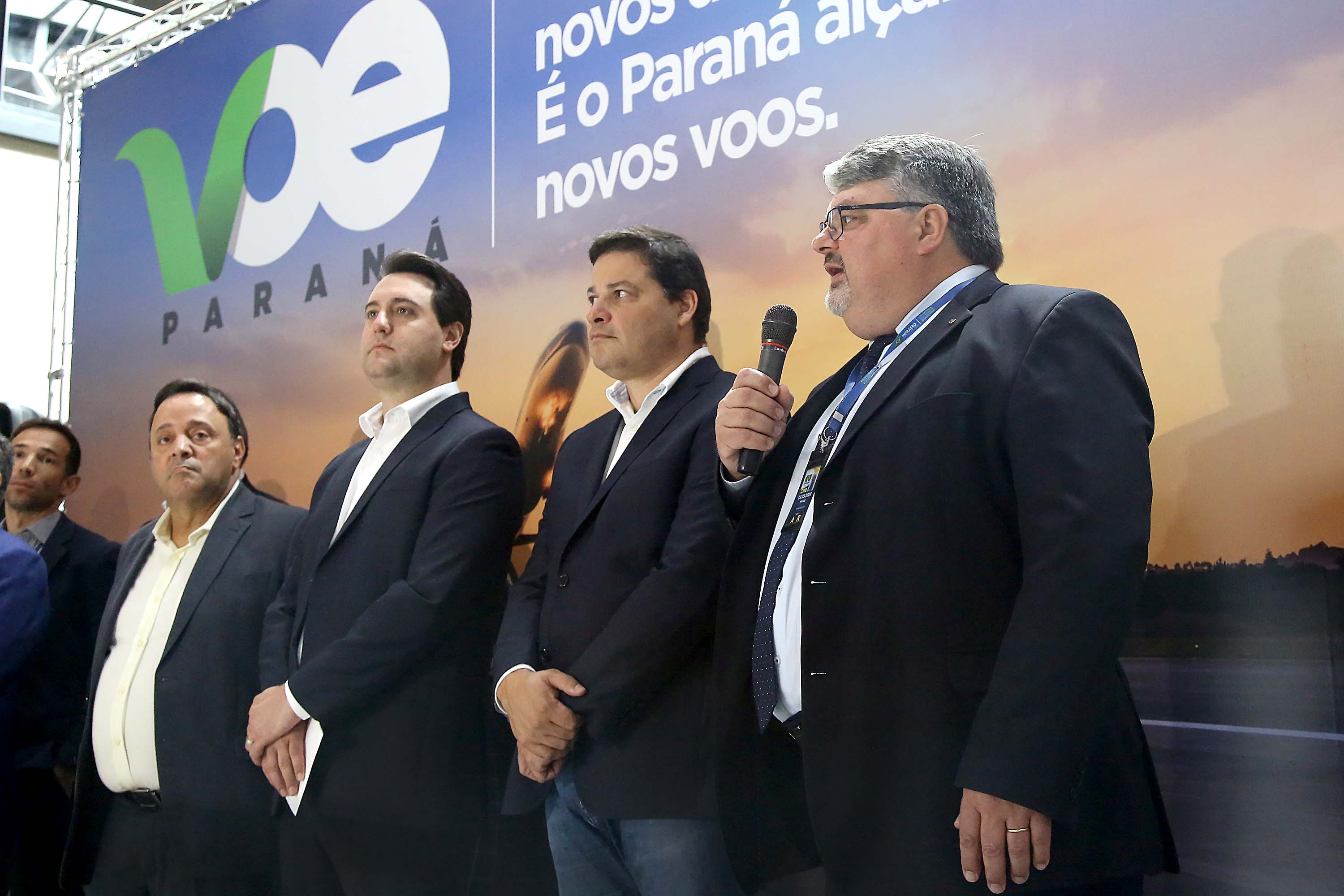 Dois potentes jatos de água batizaram simbolicamente as primeiras aeronaves que partiram com voos de Curitiba para o Interior do Estado inaugurando oficialmente, nesta terça-feira (22), o programa Voe Paraná. O governador Carlos Massa Ratinho Junior acompanhou a estreia no Aeroporto Afonso Pena, em São José dos Pinhais, recepcionando os primeiros passageiros com destino ao Interior do Estado.
