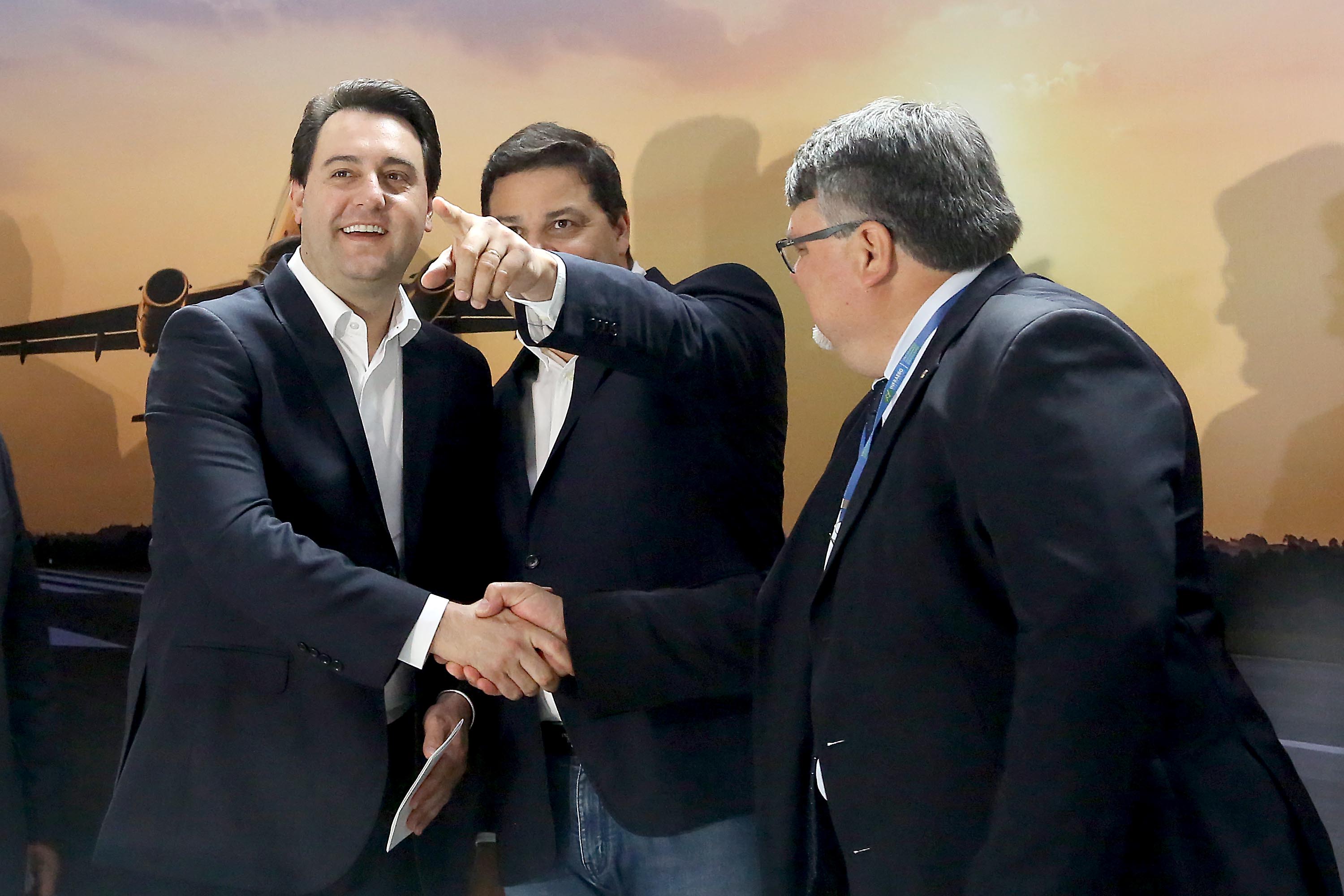 Dois potentes jatos de água batizaram simbolicamente as primeiras aeronaves que partiram com voos de Curitiba para o Interior do Estado inaugurando oficialmente, nesta terça-feira (22), o programa Voe Paraná. O governador Carlos Massa Ratinho Junior acompanhou a estreia no Aeroporto Afonso Pena, em São José dos Pinhais, recepcionando os primeiros passageiros com destino ao Interior do Estado.