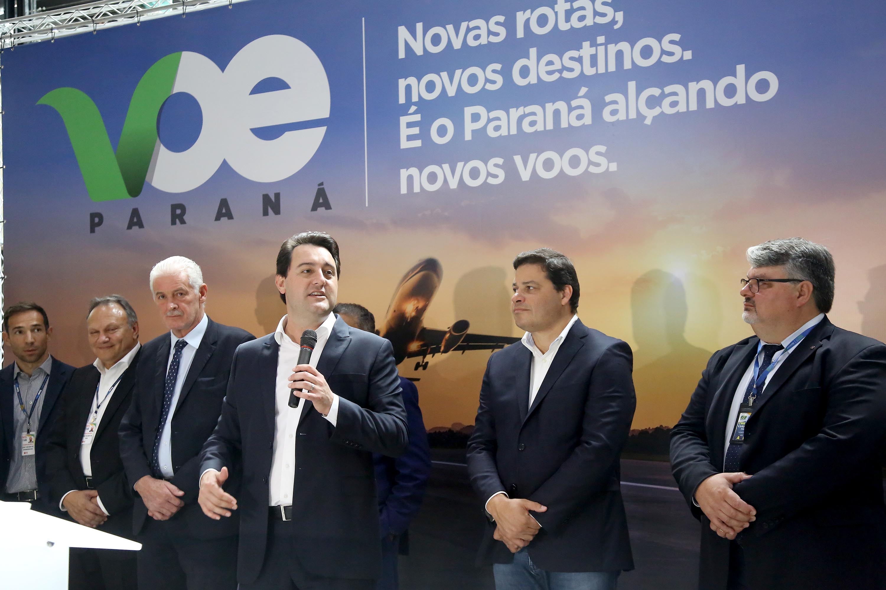 Dois potentes jatos de água batizaram simbolicamente as primeiras aeronaves que partiram com voos de Curitiba para o Interior do Estado inaugurando oficialmente, nesta terça-feira (22), o programa Voe Paraná. O governador Carlos Massa Ratinho Junior acompanhou a estreia no Aeroporto Afonso Pena, em São José dos Pinhais, recepcionando os primeiros passageiros com destino ao Interior do Estado.