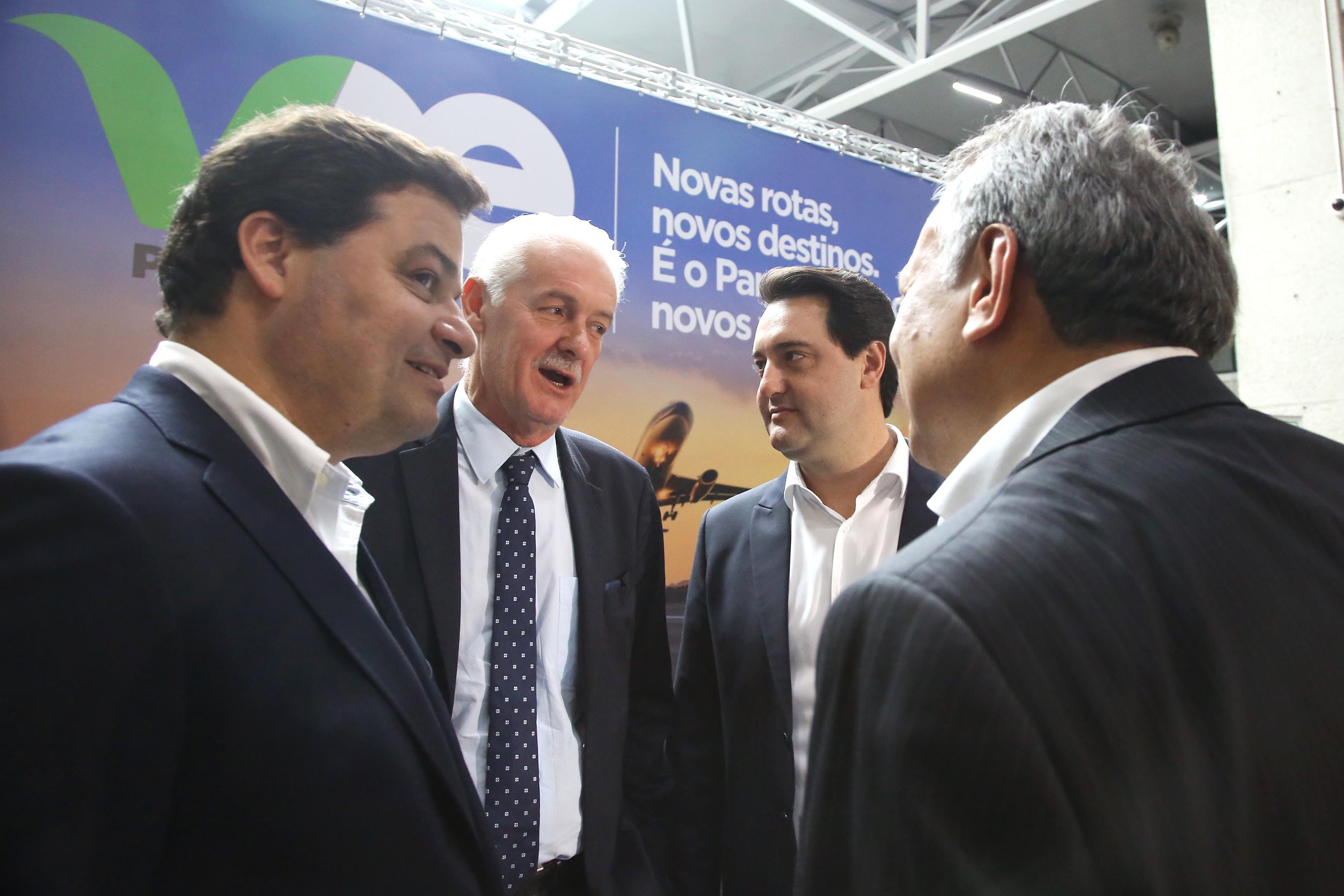 Dois potentes jatos de água batizaram simbolicamente as primeiras aeronaves que partiram com voos de Curitiba para o Interior do Estado inaugurando oficialmente, nesta terça-feira (22), o programa Voe Paraná. O governador Carlos Massa Ratinho Junior acompanhou a estreia no Aeroporto Afonso Pena, em São José dos Pinhais, recepcionando os primeiros passageiros com destino ao Interior do Estado.
