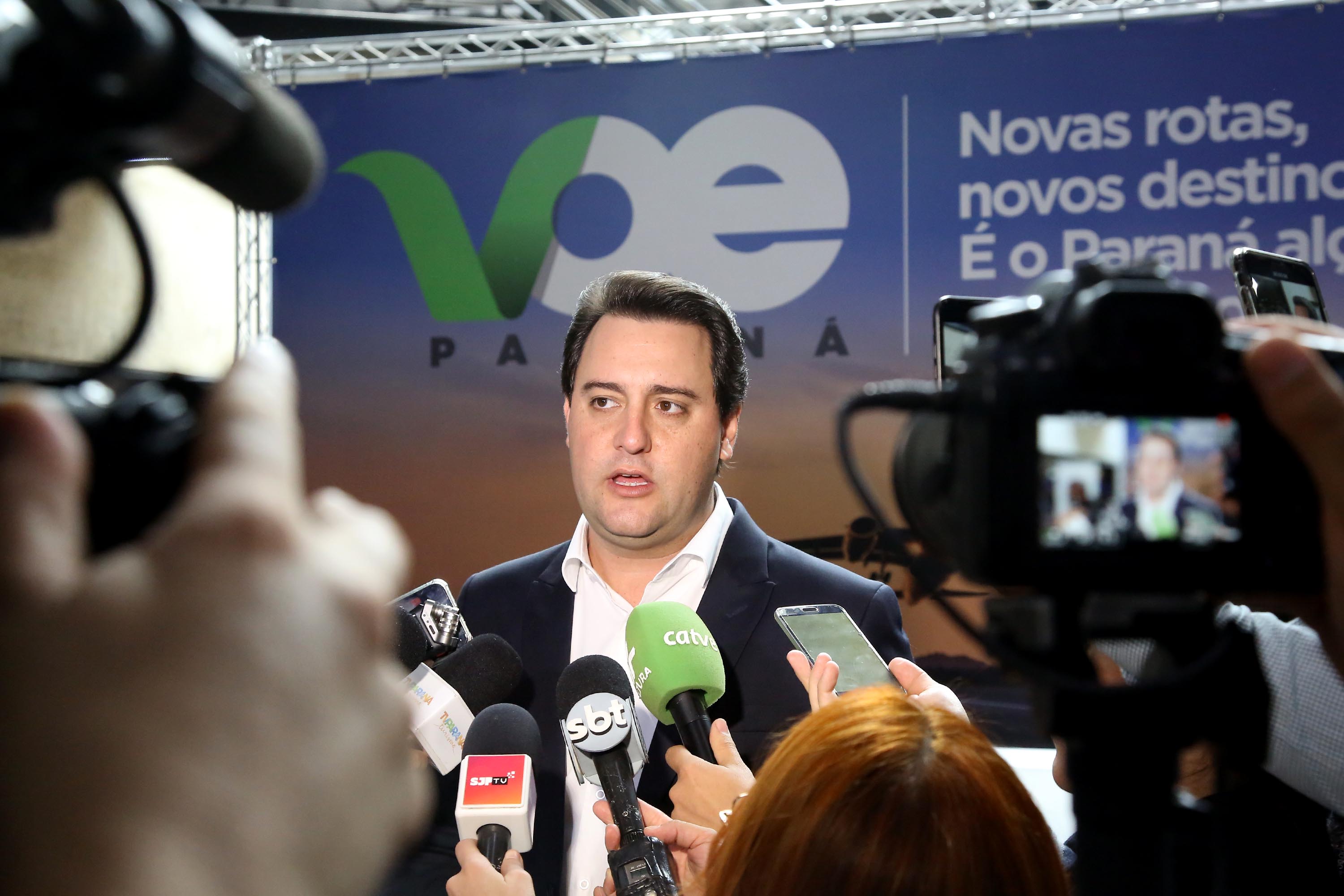 Dois potentes jatos de água batizaram simbolicamente as primeiras aeronaves que partiram com voos de Curitiba para o Interior do Estado inaugurando oficialmente, nesta terça-feira (22), o programa Voe Paraná. O governador Carlos Massa Ratinho Junior acompanhou a estreia no Aeroporto Afonso Pena, em São José dos Pinhais, recepcionando os primeiros passageiros com destino ao Interior do Estado.