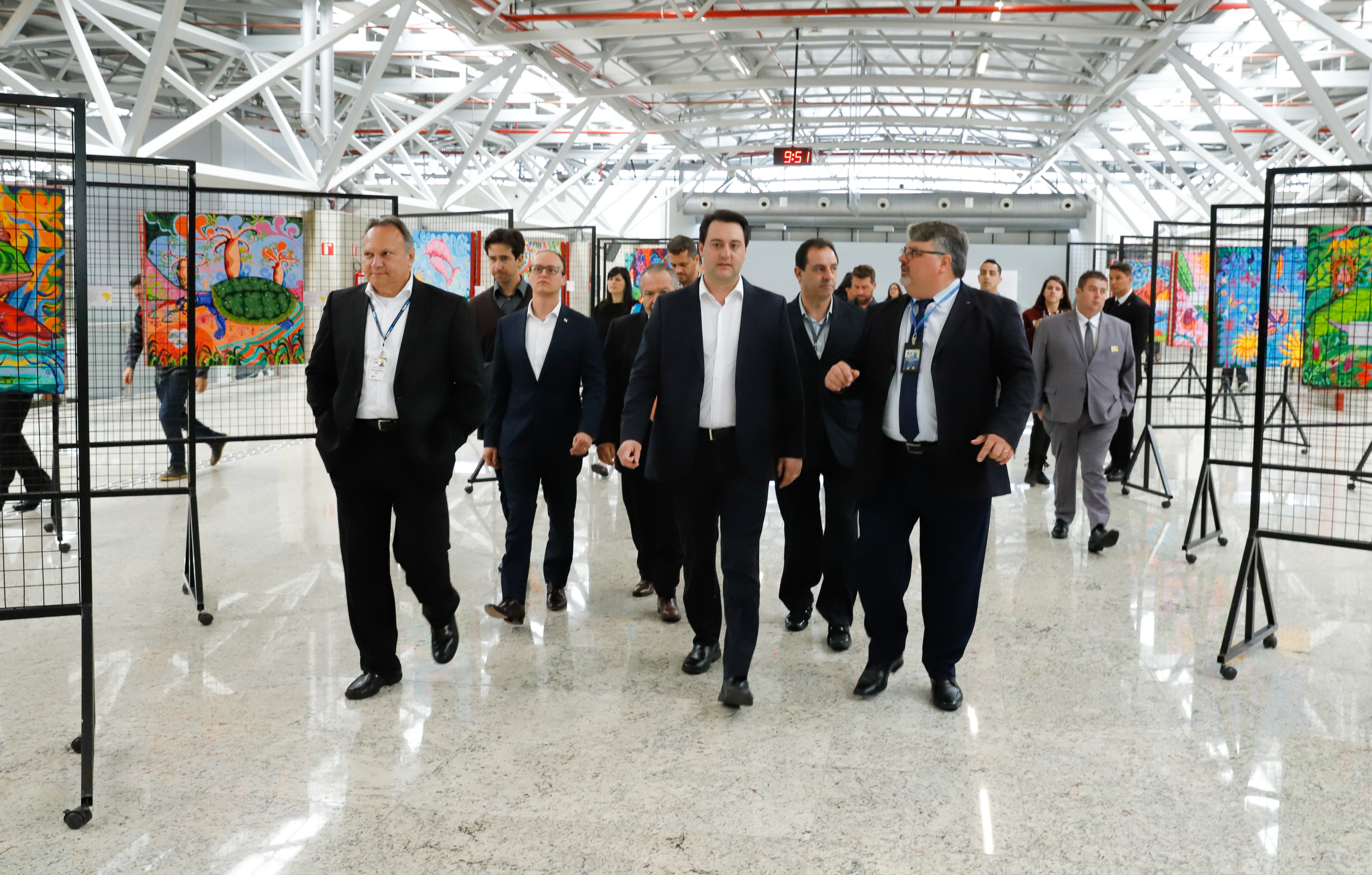 Dois potentes jatos de água batizaram simbolicamente as primeiras aeronaves que partiram com voos de Curitiba para o Interior do Estado inaugurando oficialmente, nesta terça-feira (22), o programa Voe Paraná. O governador Carlos Massa Ratinho Junior acompanhou a estreia no Aeroporto Afonso Pena, em São José dos Pinhais, recepcionando os primeiros passageiros com destino ao Interior do Estado.