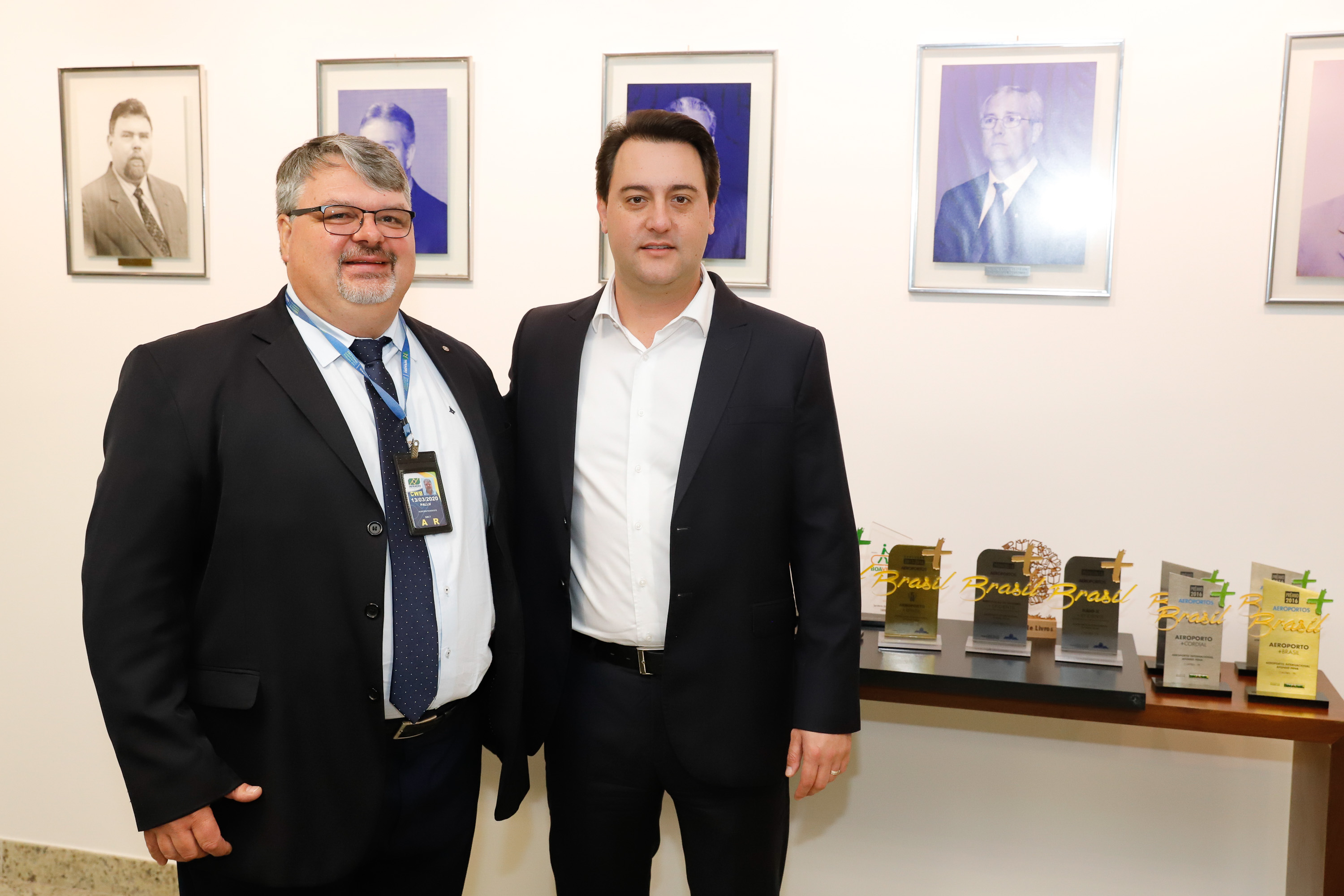 Dois potentes jatos de água batizaram simbolicamente as primeiras aeronaves que partiram com voos de Curitiba para o Interior do Estado inaugurando oficialmente, nesta terça-feira (22), o programa Voe Paraná. O governador Carlos Massa Ratinho Junior acompanhou a estreia no Aeroporto Afonso Pena, em São José dos Pinhais, recepcionando os primeiros passageiros com destino ao Interior do Estado.