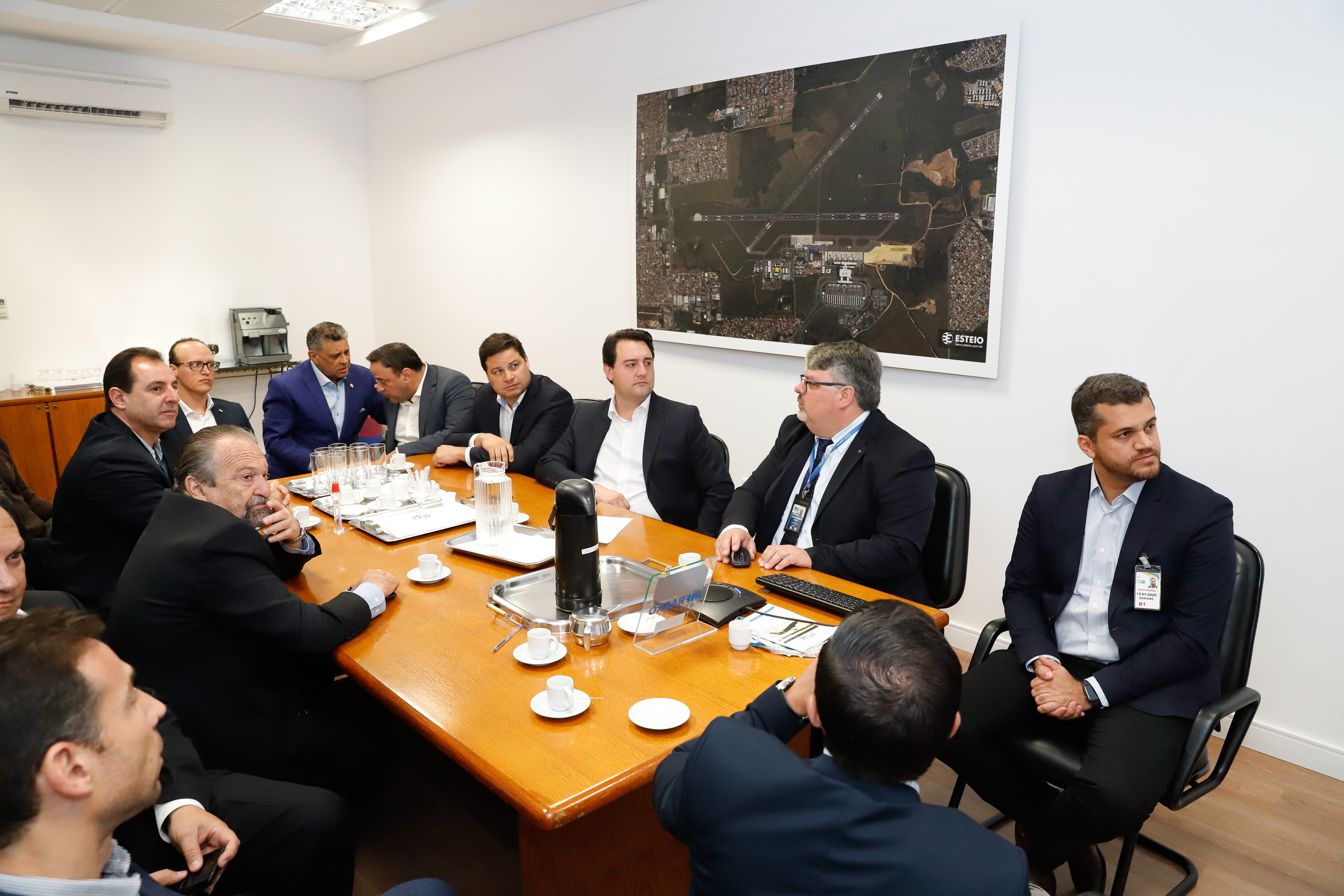 Dois potentes jatos de água batizaram simbolicamente as primeiras aeronaves que partiram com voos de Curitiba para o Interior do Estado inaugurando oficialmente, nesta terça-feira (22), o programa Voe Paraná. O governador Carlos Massa Ratinho Junior acompanhou a estreia no Aeroporto Afonso Pena, em São José dos Pinhais, recepcionando os primeiros passageiros com destino ao Interior do Estado.
