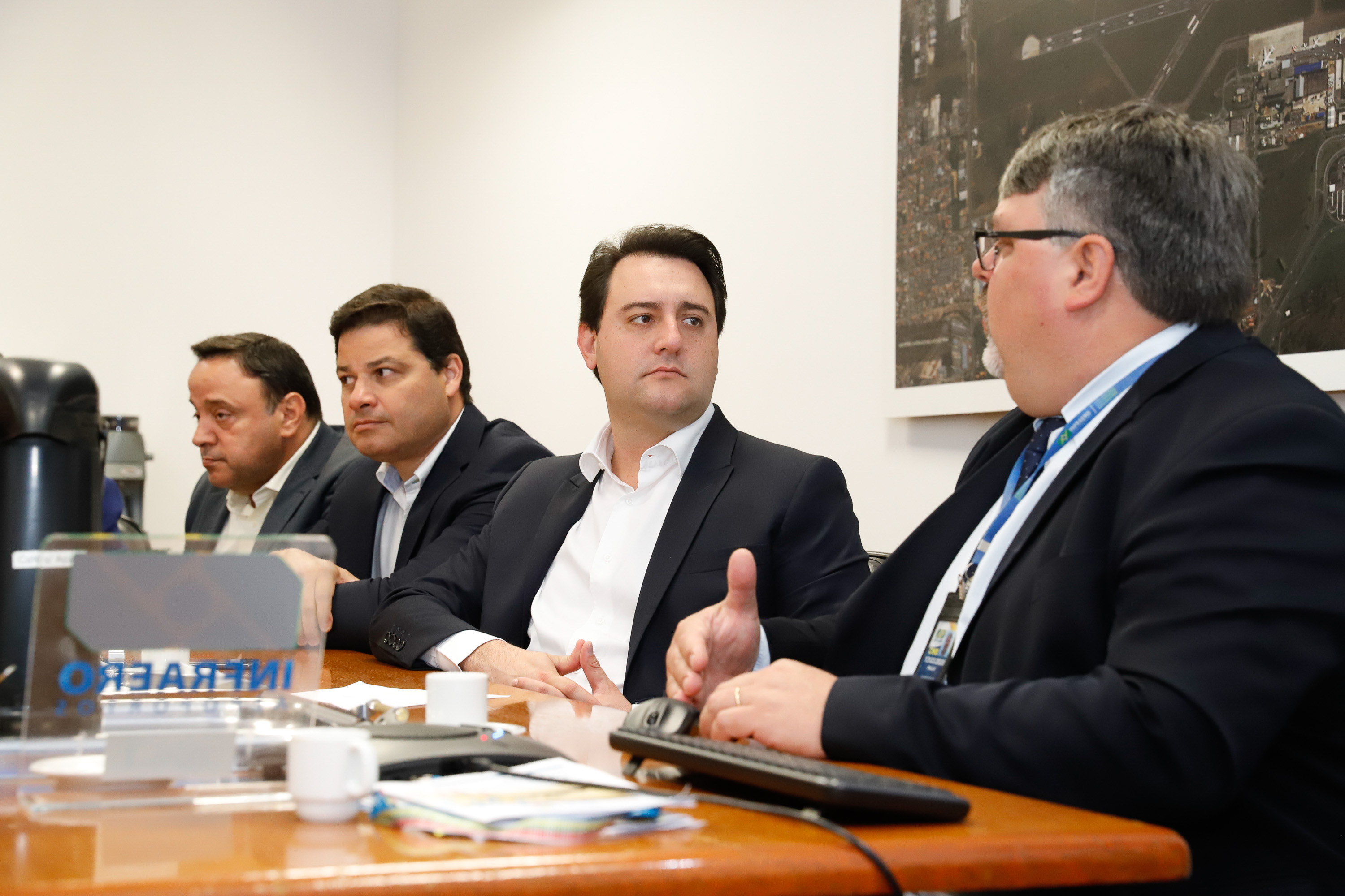 Dois potentes jatos de água batizaram simbolicamente as primeiras aeronaves que partiram com voos de Curitiba para o Interior do Estado inaugurando oficialmente, nesta terça-feira (22), o programa Voe Paraná. O governador Carlos Massa Ratinho Junior acompanhou a estreia no Aeroporto Afonso Pena, em São José dos Pinhais, recepcionando os primeiros passageiros com destino ao Interior do Estado.