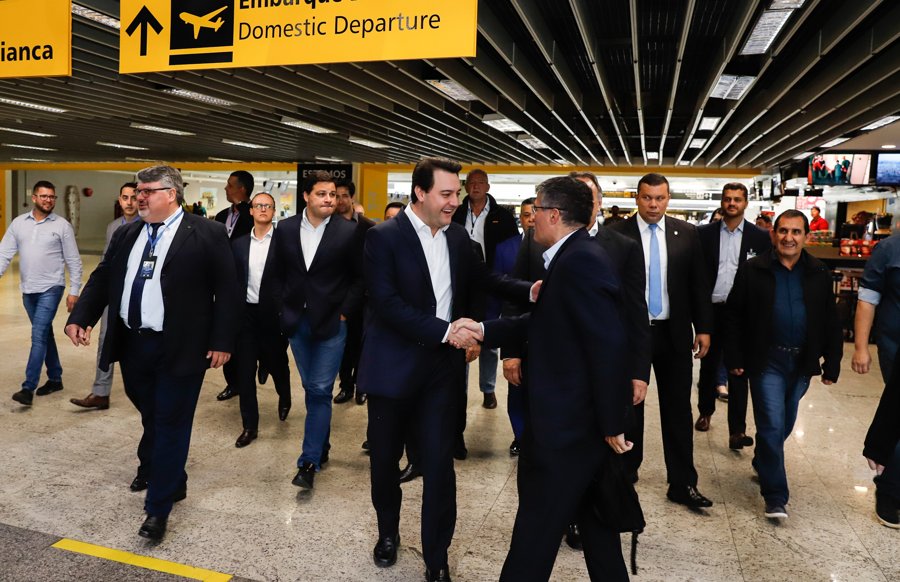 Dois potentes jatos de água batizaram simbolicamente as primeiras aeronaves que partiram com voos de Curitiba para o Interior do Estado inaugurando oficialmente, nesta terça-feira (22), o programa Voe Paraná. O governador Carlos Massa Ratinho Junior acompanhou a estreia no Aeroporto Afonso Pena, em São José dos Pinhais, recepcionando os primeiros passageiros com destino ao Interior do Estado.