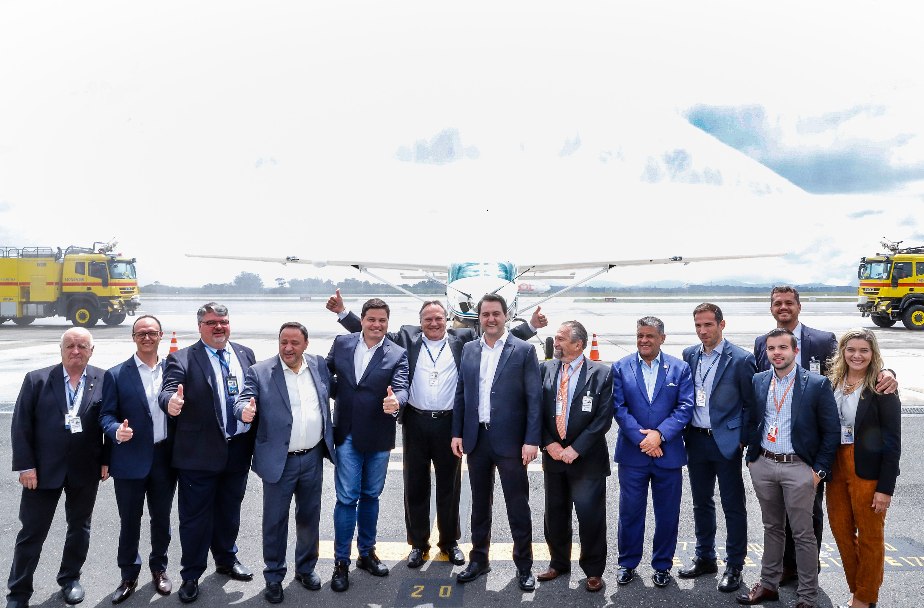 Dois potentes jatos de água batizaram simbolicamente as primeiras aeronaves que partiram com voos de Curitiba para o Interior do Estado inaugurando oficialmente, nesta terça-feira (22), o programa Voe Paraná. O governador Carlos Massa Ratinho Junior acompanhou a estreia no Aeroporto Afonso Pena, em São José dos Pinhais, recepcionando os primeiros passageiros com destino ao Interior do Estado.