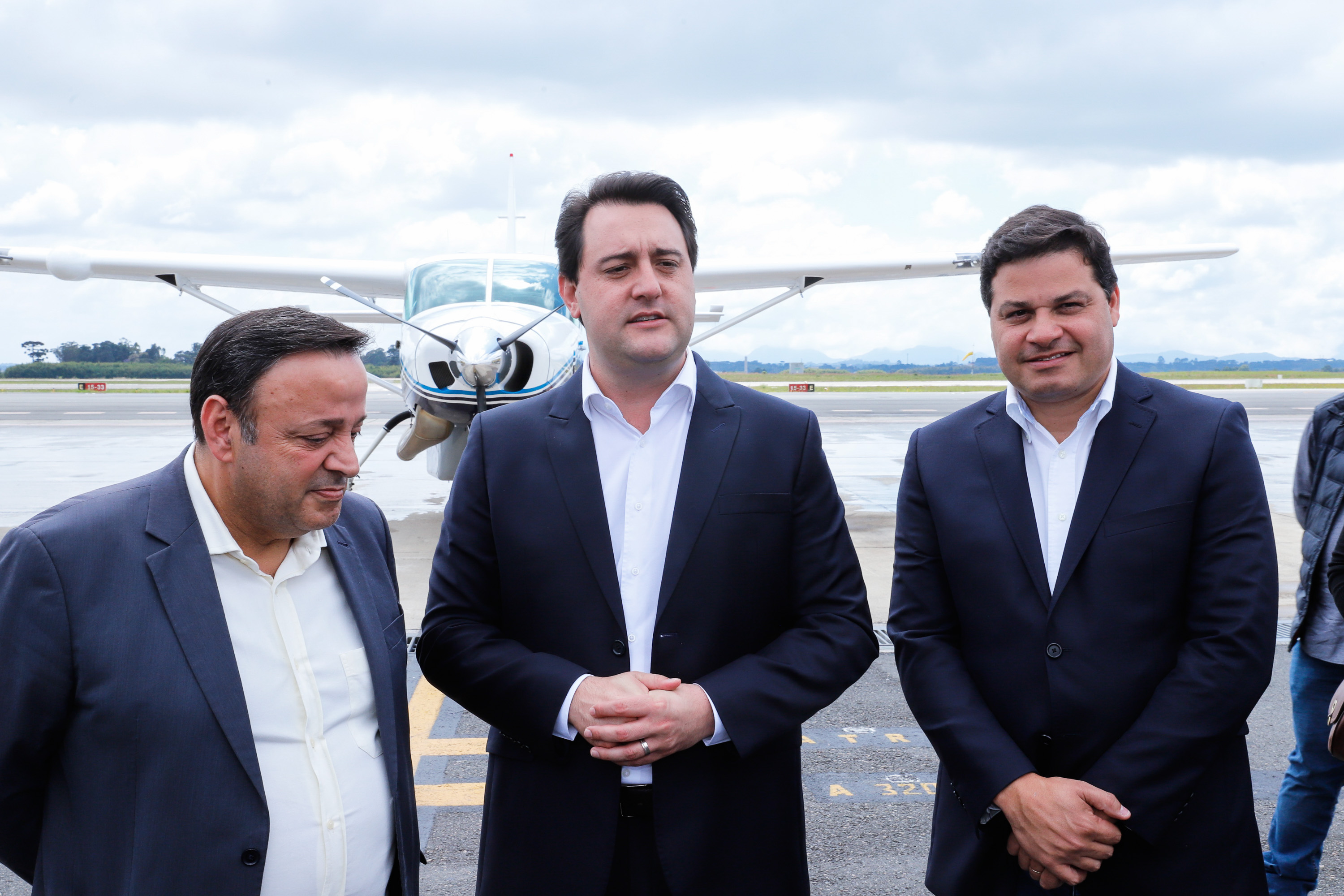 Dois potentes jatos de água batizaram simbolicamente as primeiras aeronaves que partiram com voos de Curitiba para o Interior do Estado inaugurando oficialmente, nesta terça-feira (22), o programa Voe Paraná. O governador Carlos Massa Ratinho Junior acompanhou a estreia no Aeroporto Afonso Pena, em São José dos Pinhais, recepcionando os primeiros passageiros com destino ao Interior do Estado.