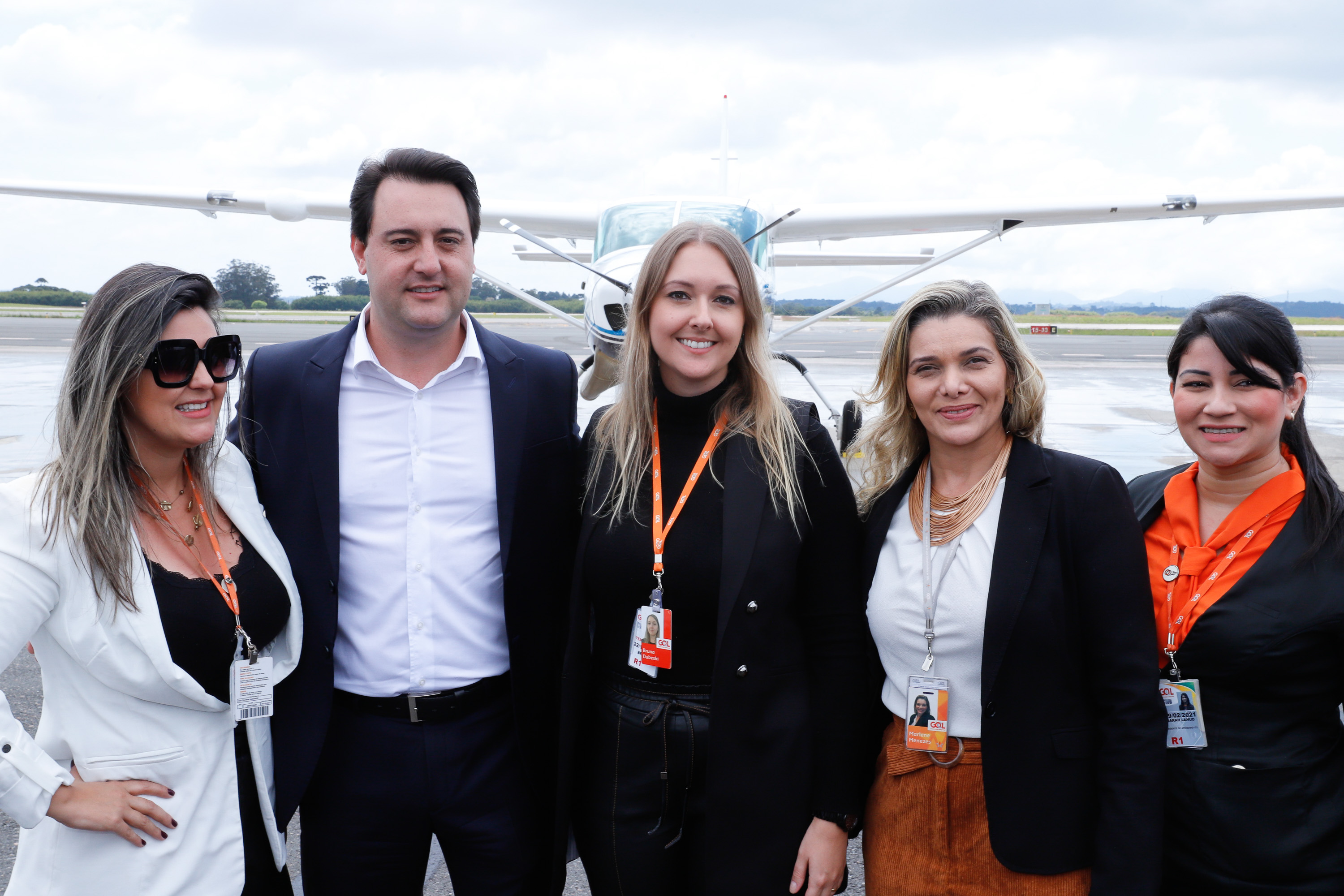 Dois potentes jatos de água batizaram simbolicamente as primeiras aeronaves que partiram com voos de Curitiba para o Interior do Estado inaugurando oficialmente, nesta terça-feira (22), o programa Voe Paraná. O governador Carlos Massa Ratinho Junior acompanhou a estreia no Aeroporto Afonso Pena, em São José dos Pinhais, recepcionando os primeiros passageiros com destino ao Interior do Estado.