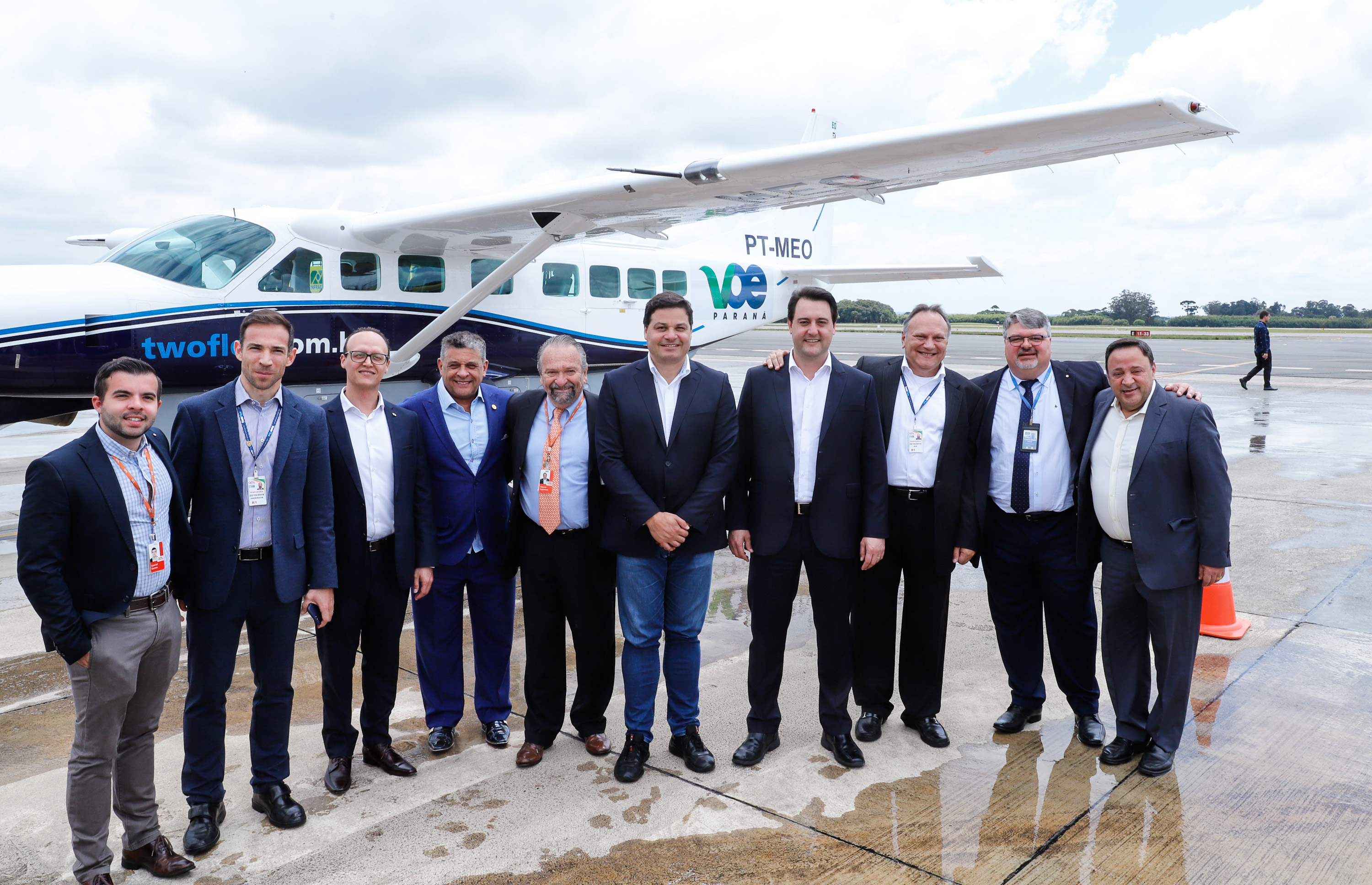 Dois potentes jatos de água batizaram simbolicamente as primeiras aeronaves que partiram com voos de Curitiba para o Interior do Estado inaugurando oficialmente, nesta terça-feira (22), o programa Voe Paraná. O governador Carlos Massa Ratinho Junior acompanhou a estreia no Aeroporto Afonso Pena, em São José dos Pinhais, recepcionando os primeiros passageiros com destino ao Interior do Estado.