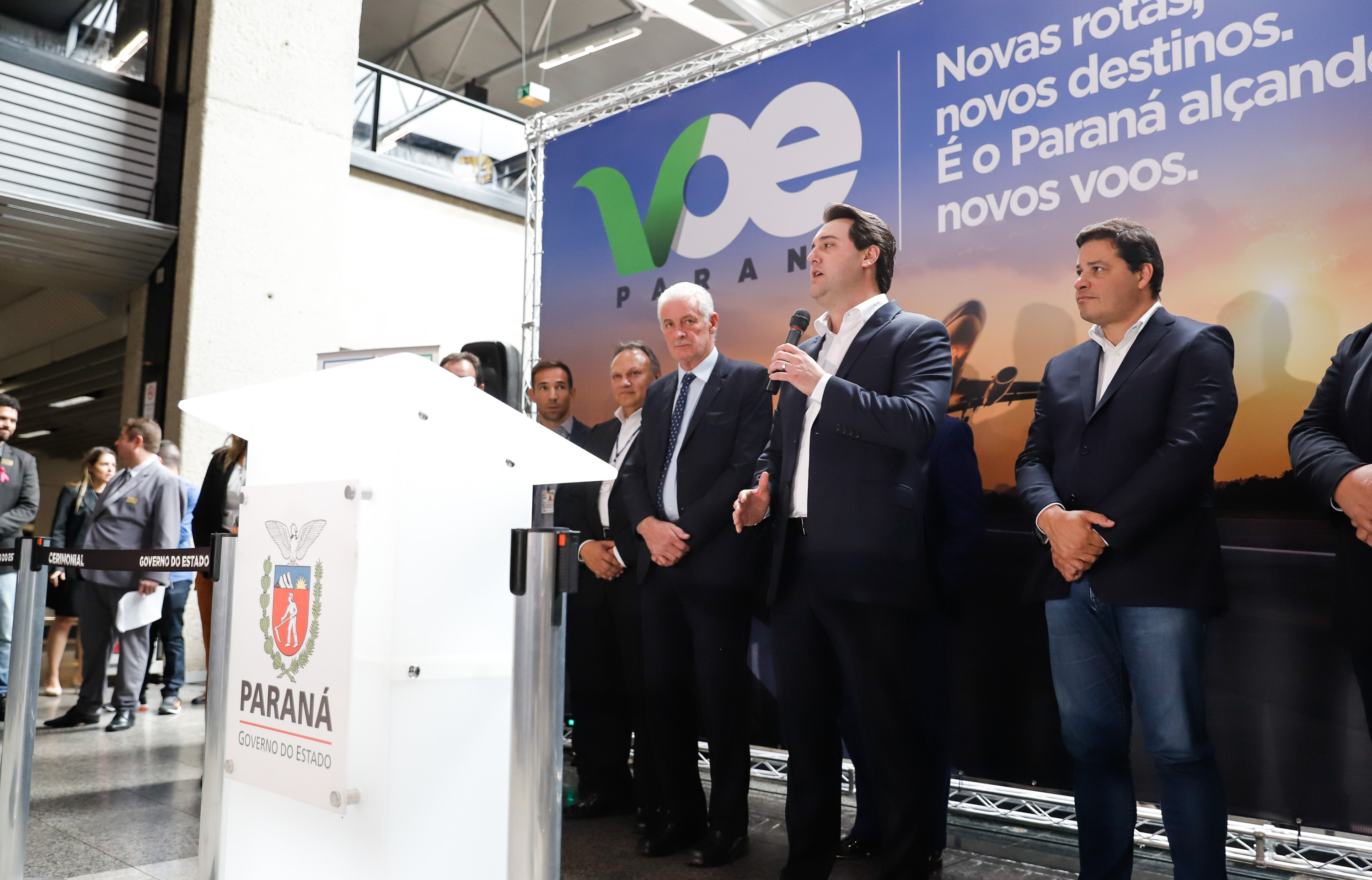 Dois potentes jatos de água batizaram simbolicamente as primeiras aeronaves que partiram com voos de Curitiba para o Interior do Estado inaugurando oficialmente, nesta terça-feira (22), o programa Voe Paraná. O governador Carlos Massa Ratinho Junior acompanhou a estreia no Aeroporto Afonso Pena, em São José dos Pinhais, recepcionando os primeiros passageiros com destino ao Interior do Estado.