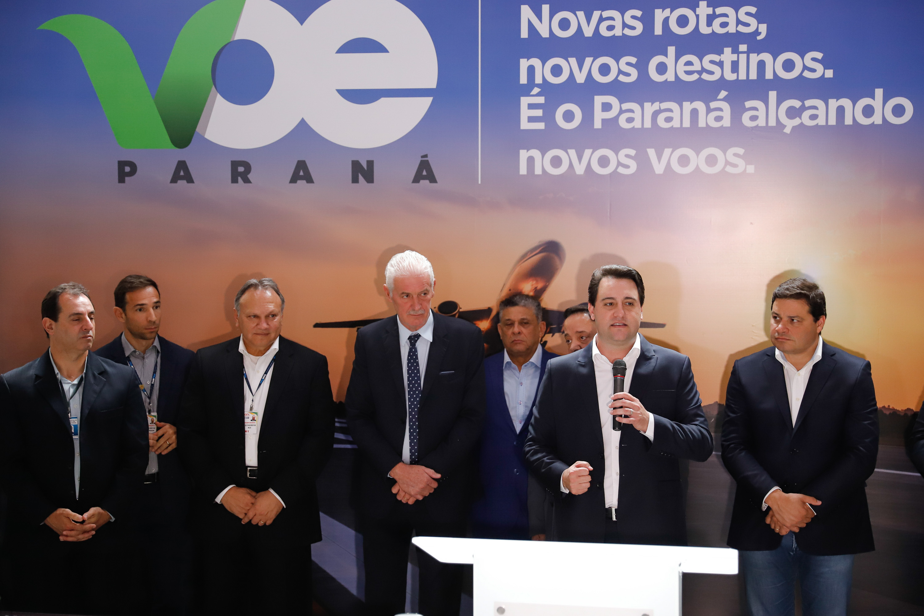 Dois potentes jatos de água batizaram simbolicamente as primeiras aeronaves que partiram com voos de Curitiba para o Interior do Estado inaugurando oficialmente, nesta terça-feira (22), o programa Voe Paraná. O governador Carlos Massa Ratinho Junior acompanhou a estreia no Aeroporto Afonso Pena, em São José dos Pinhais, recepcionando os primeiros passageiros com destino ao Interior do Estado.
