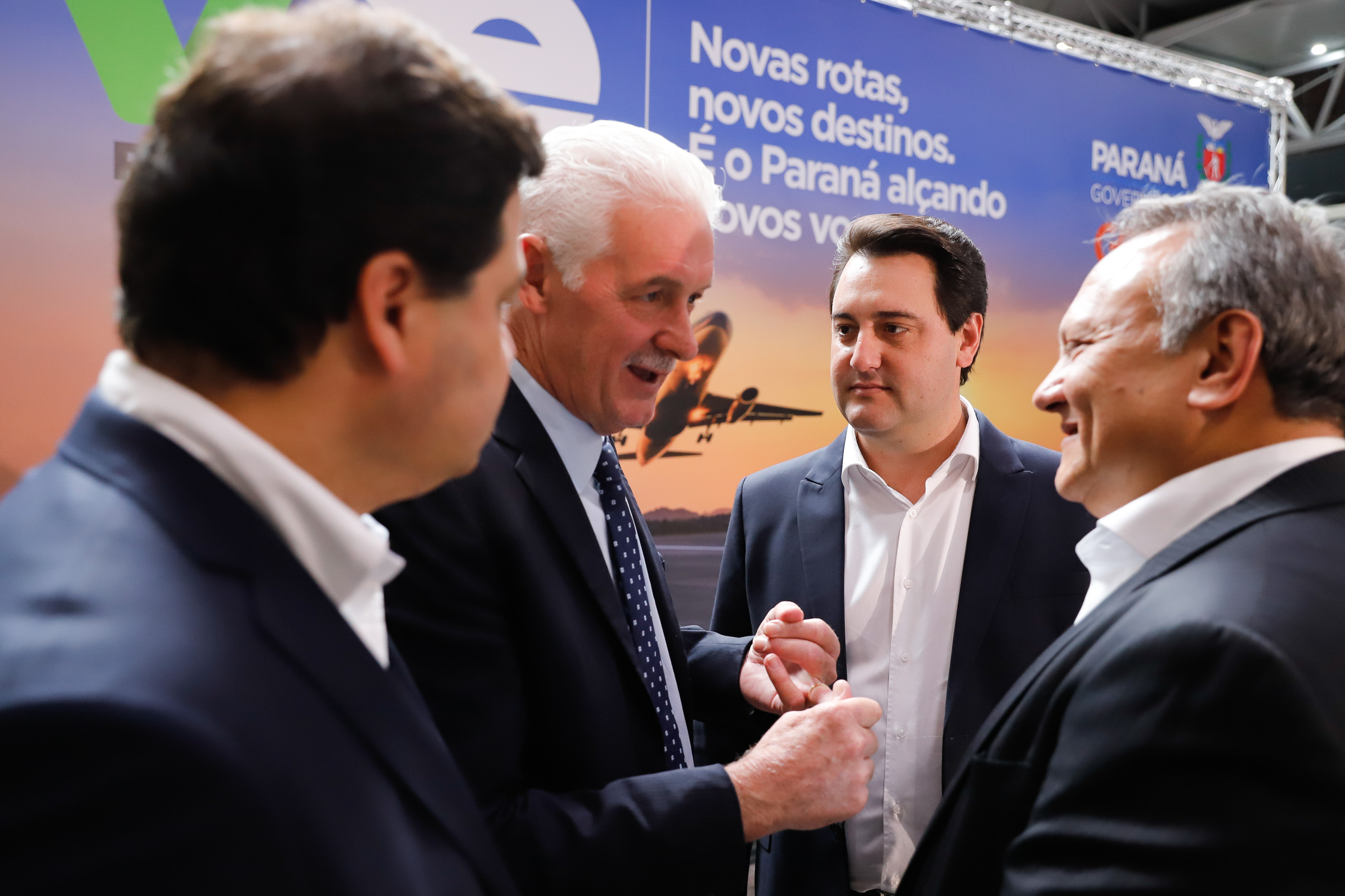 Dois potentes jatos de água batizaram simbolicamente as primeiras aeronaves que partiram com voos de Curitiba para o Interior do Estado inaugurando oficialmente, nesta terça-feira (22), o programa Voe Paraná. O governador Carlos Massa Ratinho Junior acompanhou a estreia no Aeroporto Afonso Pena, em São José dos Pinhais, recepcionando os primeiros passageiros com destino ao Interior do Estado.
