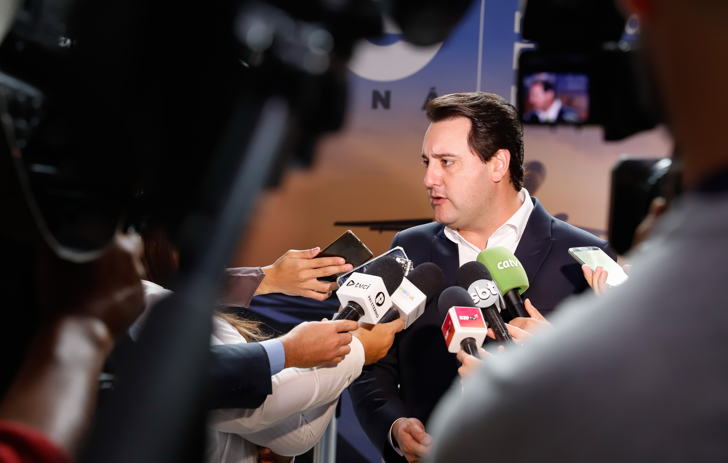 Dois potentes jatos de água batizaram simbolicamente as primeiras aeronaves que partiram com voos de Curitiba para o Interior do Estado inaugurando oficialmente, nesta terça-feira (22), o programa Voe Paraná. O governador Carlos Massa Ratinho Junior acompanhou a estreia no Aeroporto Afonso Pena, em São José dos Pinhais, recepcionando os primeiros passageiros com destino ao Interior do Estado.