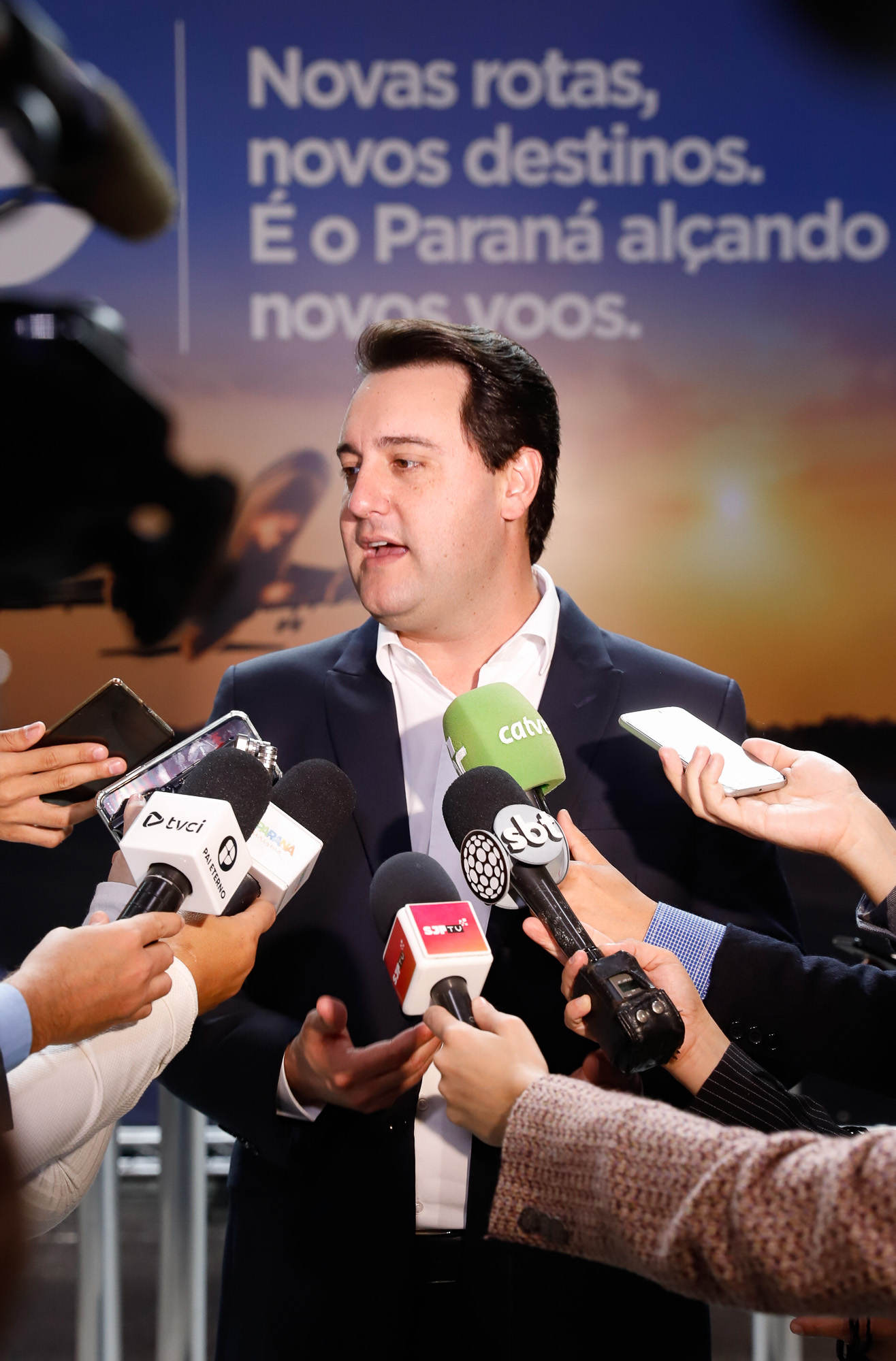 Dois potentes jatos de água batizaram simbolicamente as primeiras aeronaves que partiram com voos de Curitiba para o Interior do Estado inaugurando oficialmente, nesta terça-feira (22), o programa Voe Paraná. O governador Carlos Massa Ratinho Junior acompanhou a estreia no Aeroporto Afonso Pena, em São José dos Pinhais, recepcionando os primeiros passageiros com destino ao Interior do Estado.