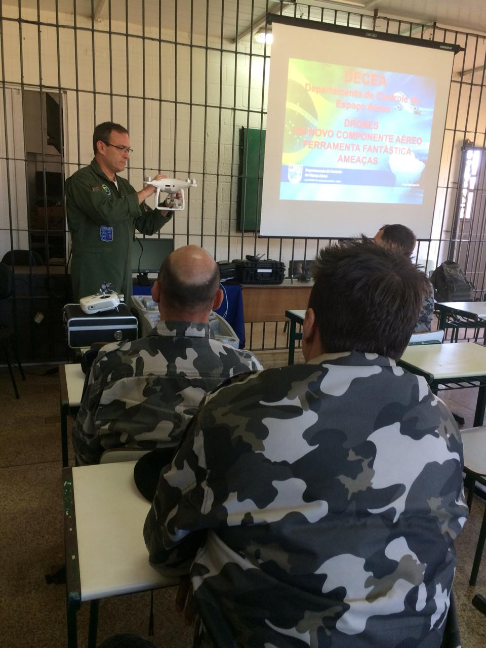 Unidades prisionais de Foz do Iguaçu e Londrina começaram um projeto pioneiro de monitoramento de presos por meio de drones. A ideia do Departamento Penitenciário do Paraná (Depen) é aproveitar que as Aeronaves Remotamente Pilotadas têm alta tecnologia e baixo custo. Nos últimos meses, os servidores da instituição têm recebido treinamento para trabalhar com os equipamentos. Foto; Divulgação/Depen