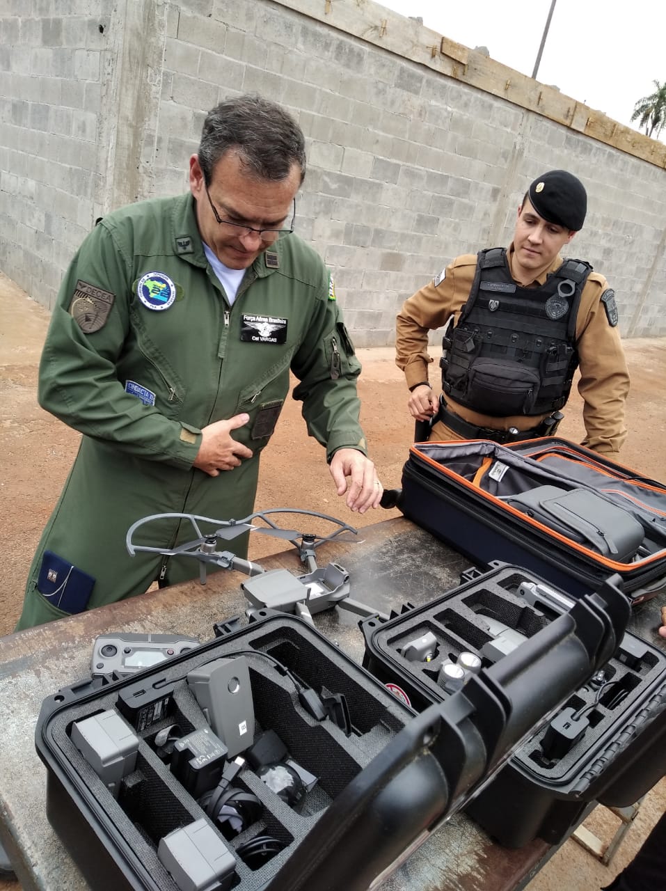 Unidades prisionais de Foz do Iguaçu e Londrina começaram um projeto pioneiro de monitoramento de presos por meio de drones. A ideia do Departamento Penitenciário do Paraná (Depen) é aproveitar que as Aeronaves Remotamente Pilotadas têm alta tecnologia e baixo custo. Nos últimos meses, os servidores da instituição têm recebido treinamento para trabalhar com os equipamentos. Foto; Divulgação/Depen