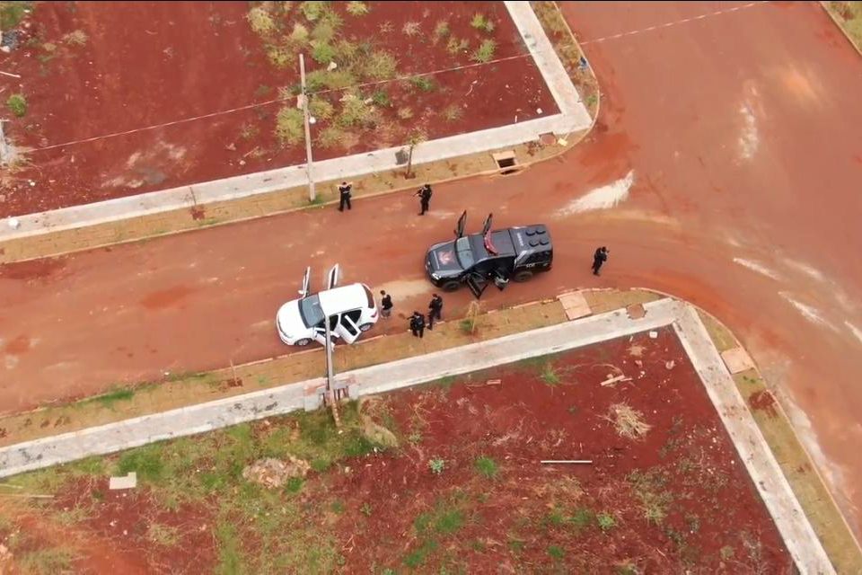 Unidades prisionais de Foz do Iguaçu e Londrina começaram um projeto pioneiro de monitoramento de presos por meio de drones. A ideia do Departamento Penitenciário do Paraná (Depen) é aproveitar que as Aeronaves Remotamente Pilotadas têm alta tecnologia e baixo custo. Nos últimos meses, os servidores da instituição têm recebido treinamento para trabalhar com os equipamentos. Foto; Divulgação/Depen