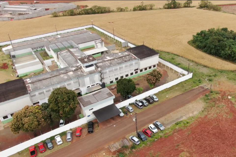 Unidades prisionais de Foz do Iguaçu e Londrina começaram um projeto pioneiro de monitoramento de presos por meio de drones. A ideia do Departamento Penitenciário do Paraná (Depen) é aproveitar que as Aeronaves Remotamente Pilotadas têm alta tecnologia e baixo custo. Nos últimos meses, os servidores da instituição têm recebido treinamento para trabalhar com os equipamentos. Foto; Divulgação/Depen