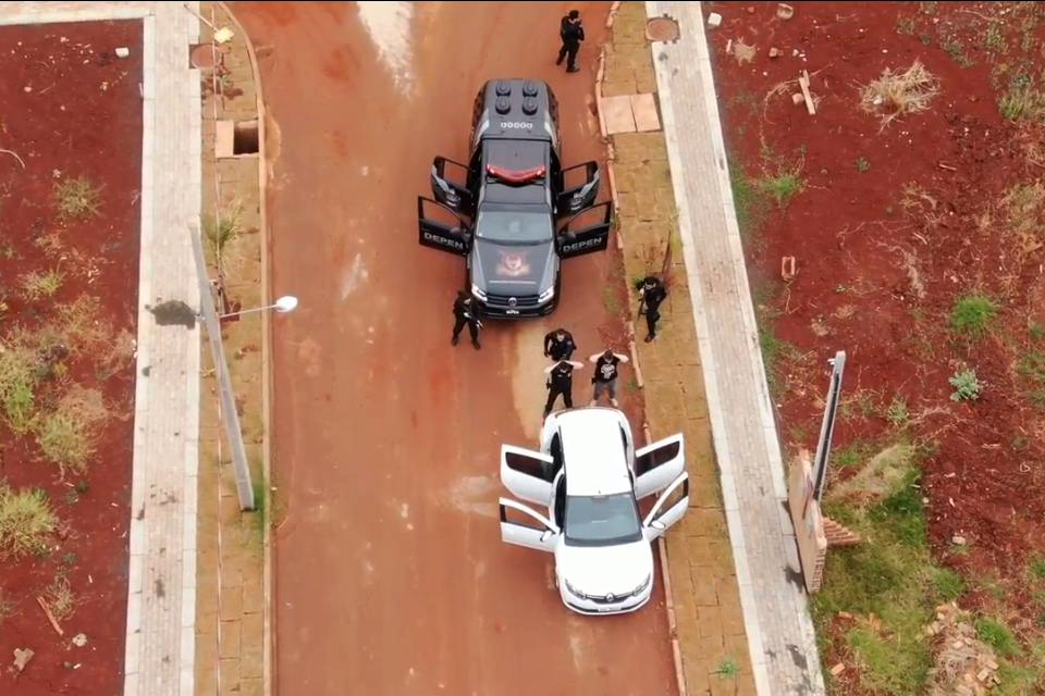 Unidades prisionais de Foz do Iguaçu e Londrina começaram um projeto pioneiro de monitoramento de presos por meio de drones. A ideia do Departamento Penitenciário do Paraná (Depen) é aproveitar que as Aeronaves Remotamente Pilotadas têm alta tecnologia e baixo custo. Nos últimos meses, os servidores da instituição têm recebido treinamento para trabalhar com os equipamentos. Foto; Divulgação/Depen