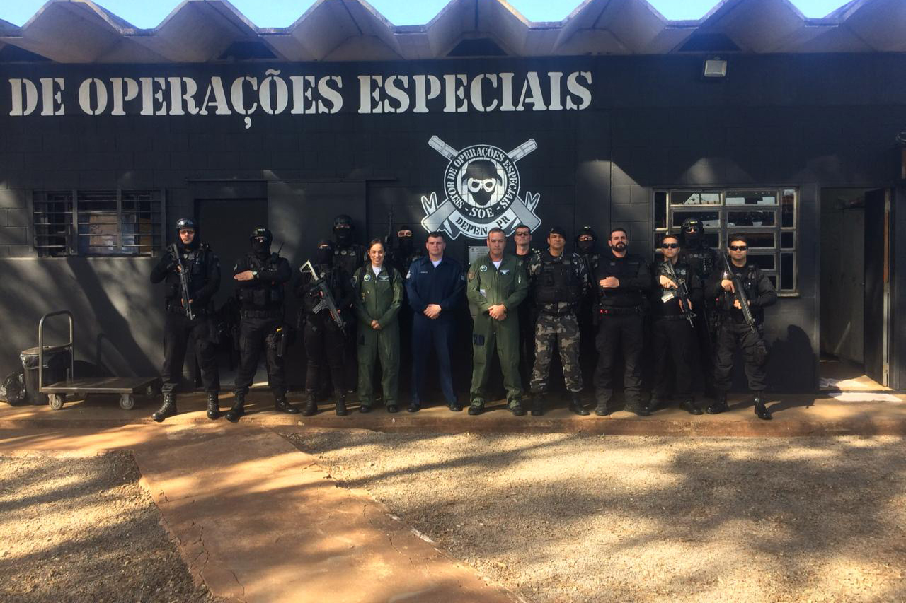 Unidades prisionais de Foz do Iguaçu e Londrina começaram um projeto pioneiro de monitoramento de presos por meio de drones. A ideia do Departamento Penitenciário do Paraná (Depen) é aproveitar que as Aeronaves Remotamente Pilotadas têm alta tecnologia e baixo custo. Nos últimos meses, os servidores da instituição têm recebido treinamento para trabalhar com os equipamentos. Foto; Divulgação/Depen