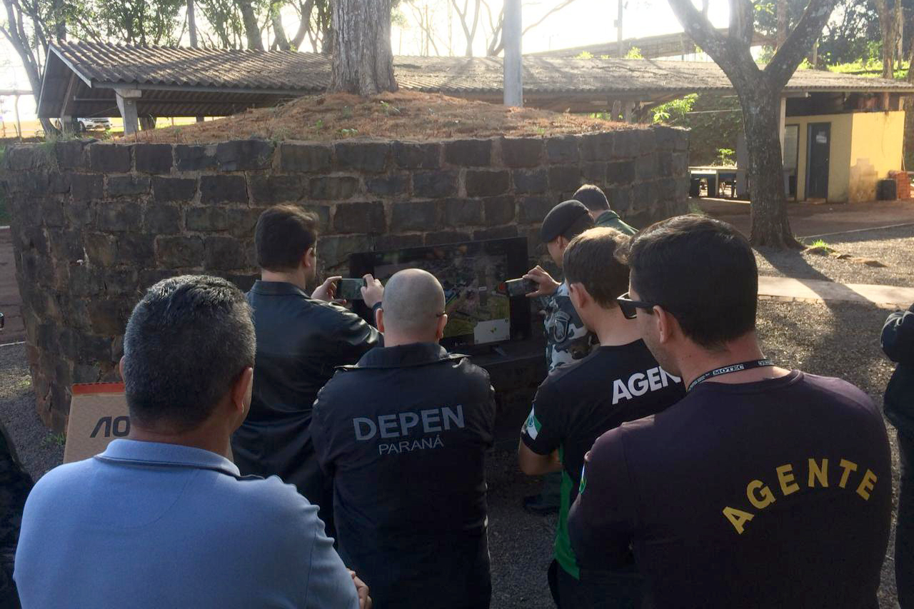 Unidades prisionais de Foz do Iguaçu e Londrina começaram um projeto pioneiro de monitoramento de presos por meio de drones. A ideia do Departamento Penitenciário do Paraná (Depen) é aproveitar que as Aeronaves Remotamente Pilotadas têm alta tecnologia e baixo custo. Nos últimos meses, os servidores da instituição têm recebido treinamento para trabalhar com os equipamentos. Foto; Divulgação/Depen