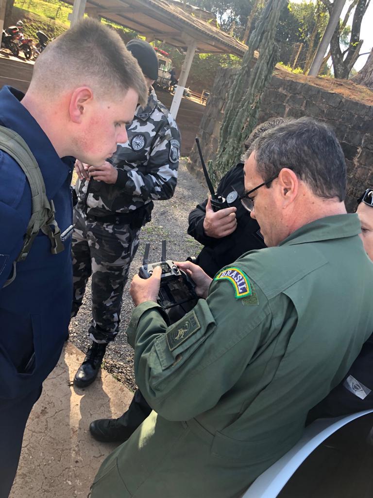 Unidades prisionais de Foz do Iguaçu e Londrina começaram um projeto pioneiro de monitoramento de presos por meio de drones. A ideia do Departamento Penitenciário do Paraná (Depen) é aproveitar que as Aeronaves Remotamente Pilotadas têm alta tecnologia e baixo custo. Nos últimos meses, os servidores da instituição têm recebido treinamento para trabalhar com os equipamentos. Foto; Divulgação/Depen