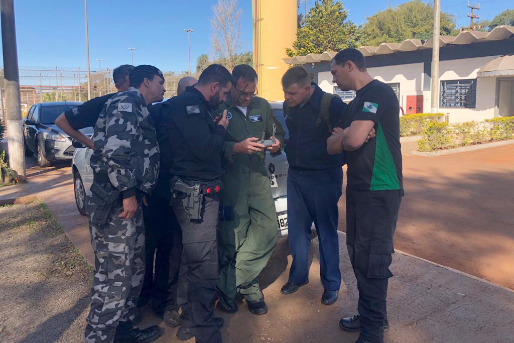 Unidades prisionais de Foz do Iguaçu e Londrina começaram um projeto pioneiro de monitoramento de presos por meio de drones. A ideia do Departamento Penitenciário do Paraná (Depen) é aproveitar que as Aeronaves Remotamente Pilotadas têm alta tecnologia e baixo custo. Nos últimos meses, os servidores da instituição têm recebido treinamento para trabalhar com os equipamentos. Foto; Divulgação/Depen