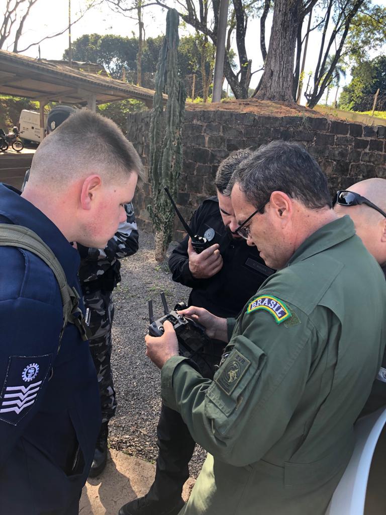Unidades prisionais de Foz do Iguaçu e Londrina começaram um projeto pioneiro de monitoramento de presos por meio de drones. A ideia do Departamento Penitenciário do Paraná (Depen) é aproveitar que as Aeronaves Remotamente Pilotadas têm alta tecnologia e baixo custo. Nos últimos meses, os servidores da instituição têm recebido treinamento para trabalhar com os equipamentos. Foto; Divulgação/Depen