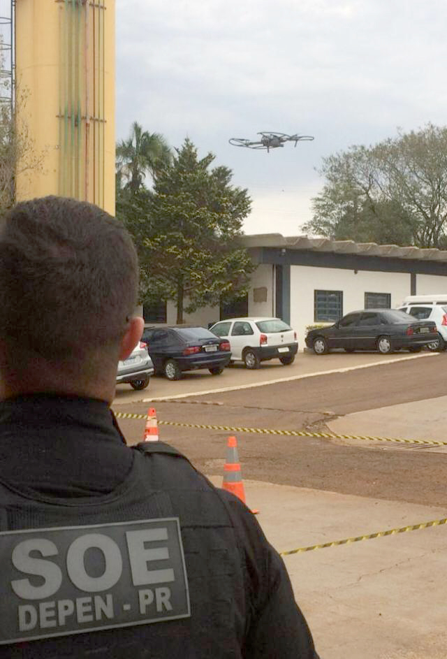 Unidades prisionais de Foz do Iguaçu e Londrina começaram um projeto pioneiro de monitoramento de presos por meio de drones. A ideia do Departamento Penitenciário do Paraná (Depen) é aproveitar que as Aeronaves Remotamente Pilotadas têm alta tecnologia e baixo custo. Nos últimos meses, os servidores da instituição têm recebido treinamento para trabalhar com os equipamentos. Foto; Divulgação/Depen