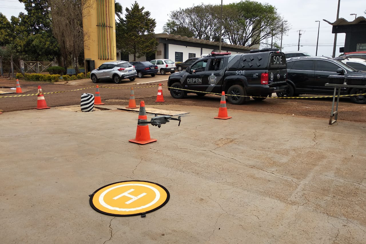 Unidades prisionais de Foz do Iguaçu e Londrina começaram um projeto pioneiro de monitoramento de presos por meio de drones. A ideia do Departamento Penitenciário do Paraná (Depen) é aproveitar que as Aeronaves Remotamente Pilotadas têm alta tecnologia e baixo custo. Nos últimos meses, os servidores da instituição têm recebido treinamento para trabalhar com os equipamentos. Foto; Divulgação/Depen