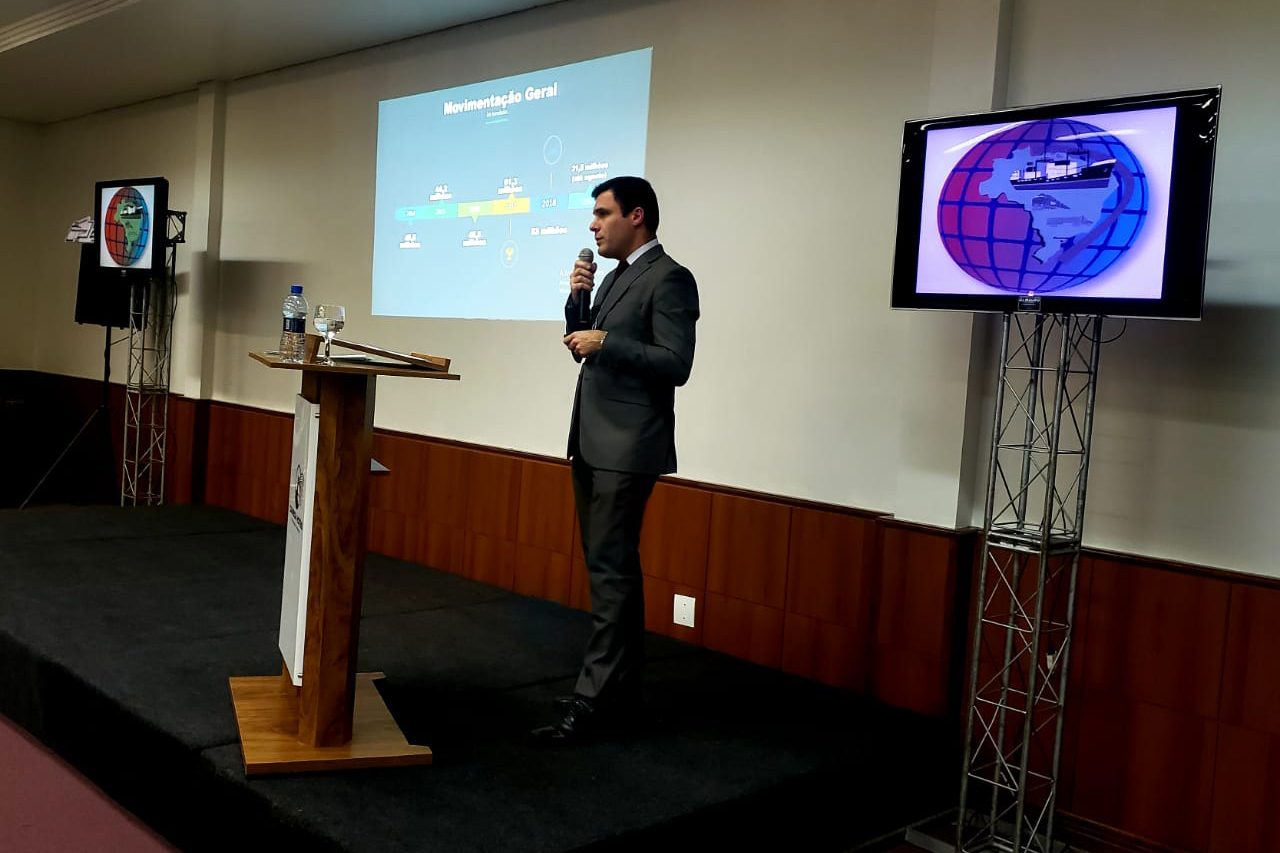 A Portos do Paraná enviou nesta quarta-feira (23) 43 funcionários para participar do 3° Seminário de Cabotagem e Intermodalidade - Logística e Infraestrutura, organizado pelo Instituto de Diplomacia Empresarial e Marketing de Cidades (Idem). São 250 pessoas no evento que acontece durante todo o dia em Paranaguá. Foto: Pierpaolo Nota/ Portos do Paraná