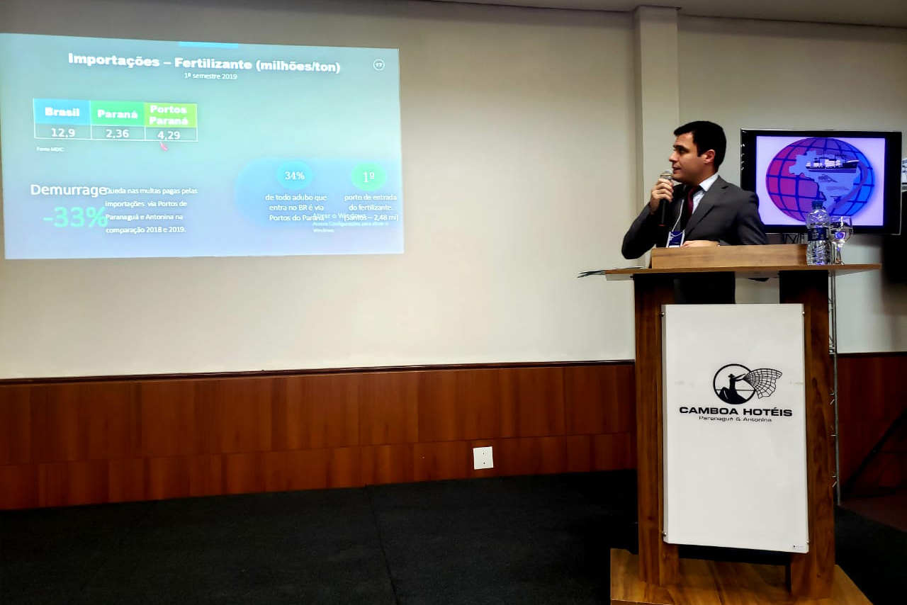 A Portos do Paraná enviou nesta quarta-feira (23) 43 funcionários para participar do 3° Seminário de Cabotagem e Intermodalidade - Logística e Infraestrutura, organizado pelo Instituto de Diplomacia Empresarial e Marketing de Cidades (Idem). São 250 pessoas no evento que acontece durante todo o dia em Paranaguá.Foto: Pierpaolo Nota/ Portos do Paraná