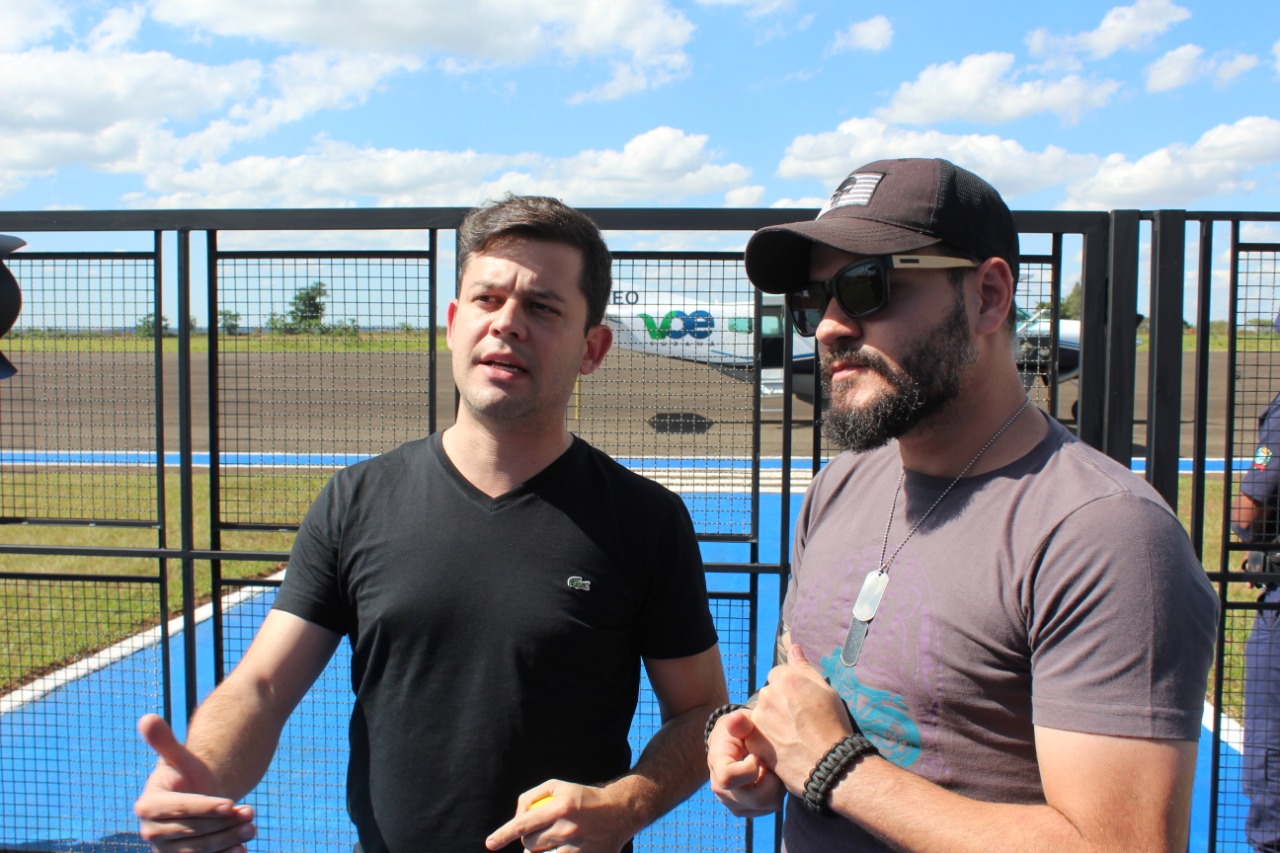 O primeiro voo de Curitiba para Paranavaí decolou às 13h10 desta quarta-feira (23) e pousou no município 1h45 depois, recolocando a cidade da região Noroeste no mapa da aviação regional. Os voos entre as duas cidades serão sempre no período da tarde, às 13h10, às segundas, quartas e sextas. O trajeto contrário será nos mesmos dias, às 15h15.Foto: Prefeitura de Paranavaí