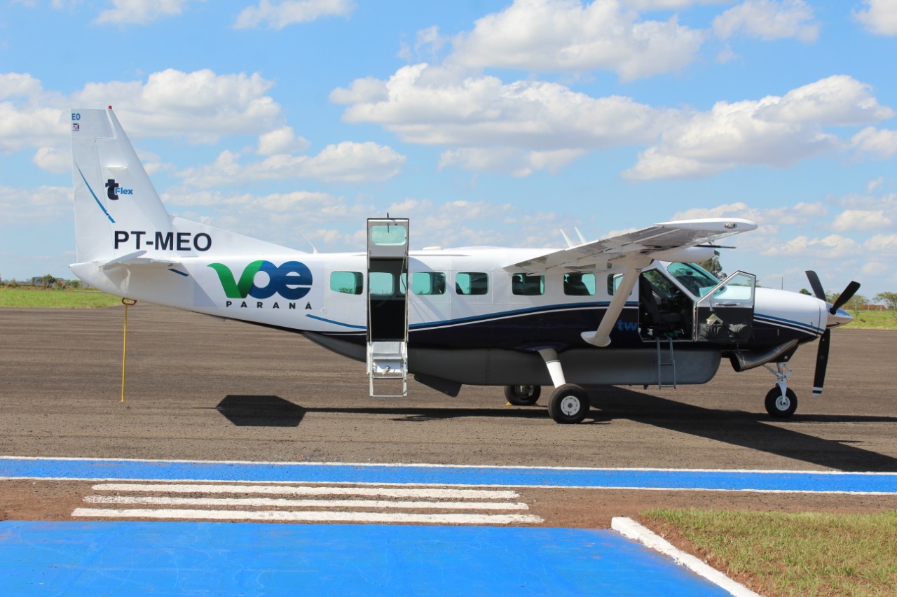 O primeiro voo de Curitiba para Paranavaí decolou às 13h10 desta quarta-feira (23) e pousou no município 1h45 depois, recolocando a cidade da região Noroeste no mapa da aviação regional. Os voos entre as duas cidades serão sempre no período da tarde, às 13h10, às segundas, quartas e sextas. O trajeto contrário será nos mesmos dias, às 15h15.Foto: Prefeitura de Paranavaí