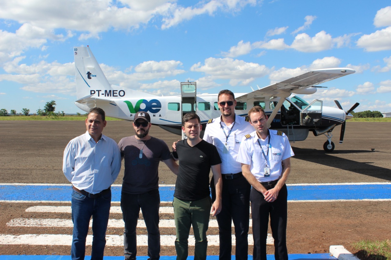 O primeiro voo de Curitiba para Paranavaí decolou às 13h10 desta quarta-feira (23) e pousou no município 1h45 depois, recolocando a cidade da região Noroeste no mapa da aviação regional. Os voos entre as duas cidades serão sempre no período da tarde, às 13h10, às segundas, quartas e sextas. O trajeto contrário será nos mesmos dias, às 15h15.Foto: Prefeitura de Paranavaí